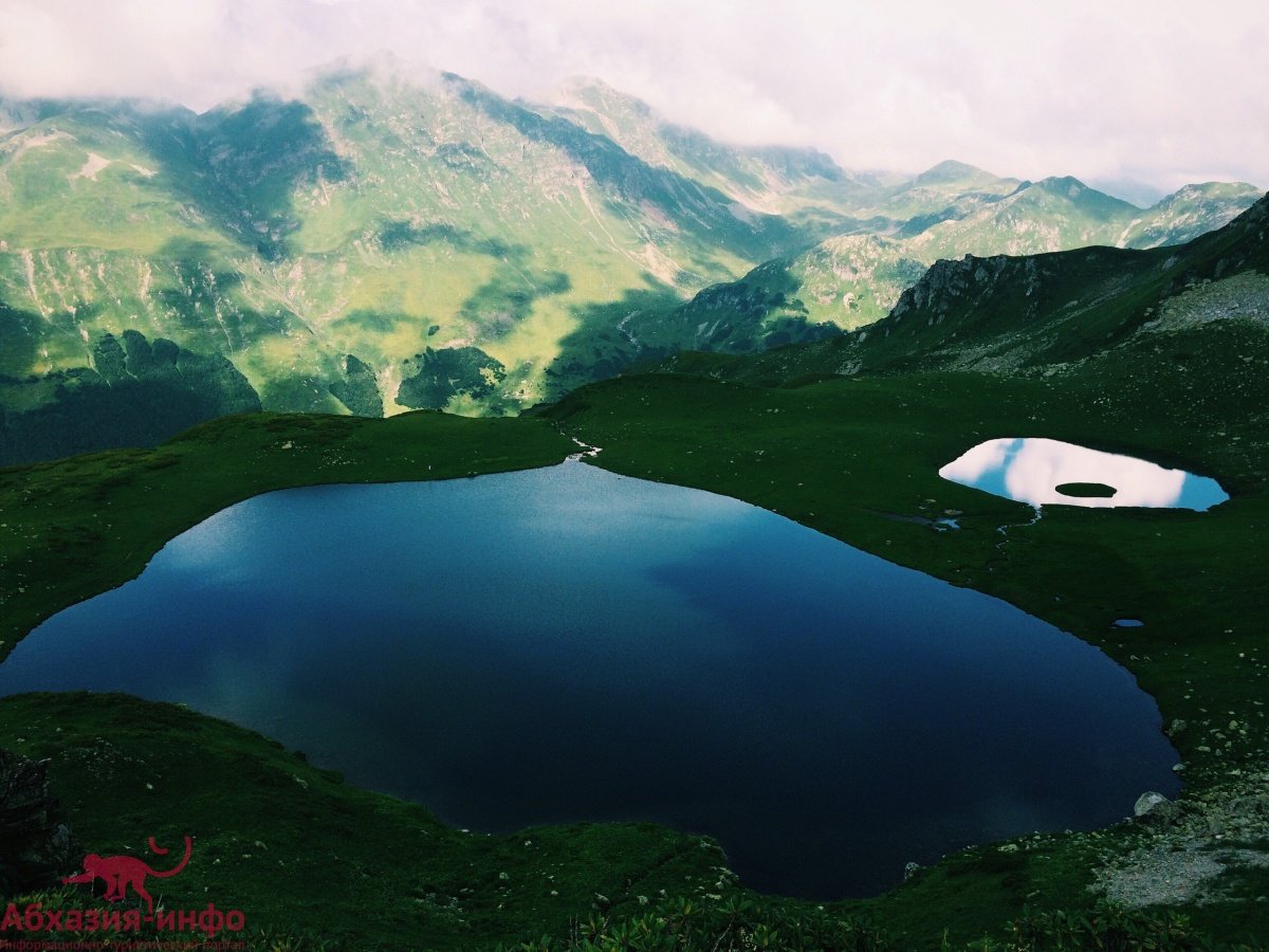 7 озер абхазия. Семь озер Абхазия. Долина семи озер. Озеро Рица Долина 7 озер. Семиозерье Абхазия.