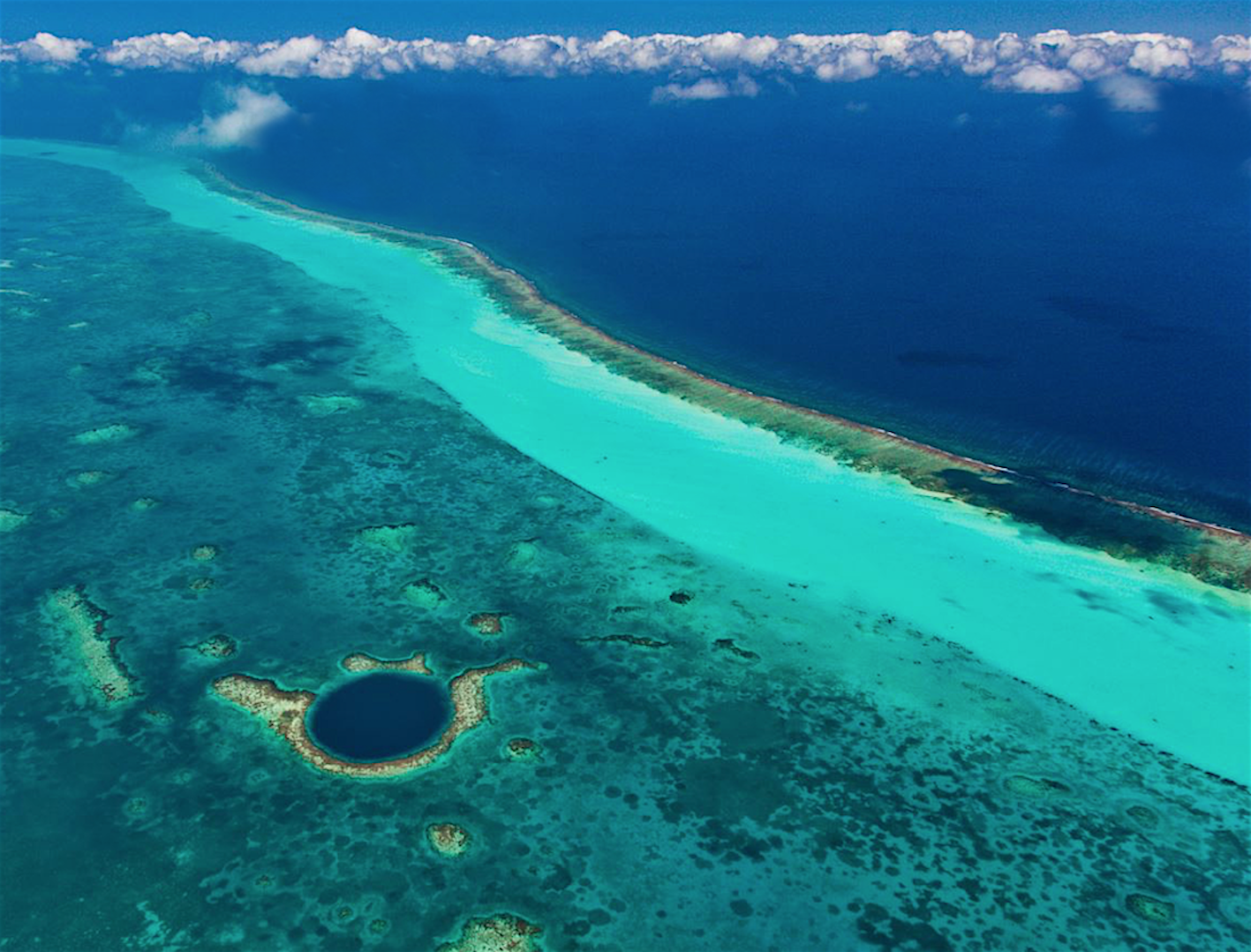 Месте не очень глубокая. Большая голубая дыра, Лайтхаус-риф. Белизский Барьерный риф Белиз. Большая голубая дыра Белиз. Большая голубая дыра Белиз Центральная Америка.