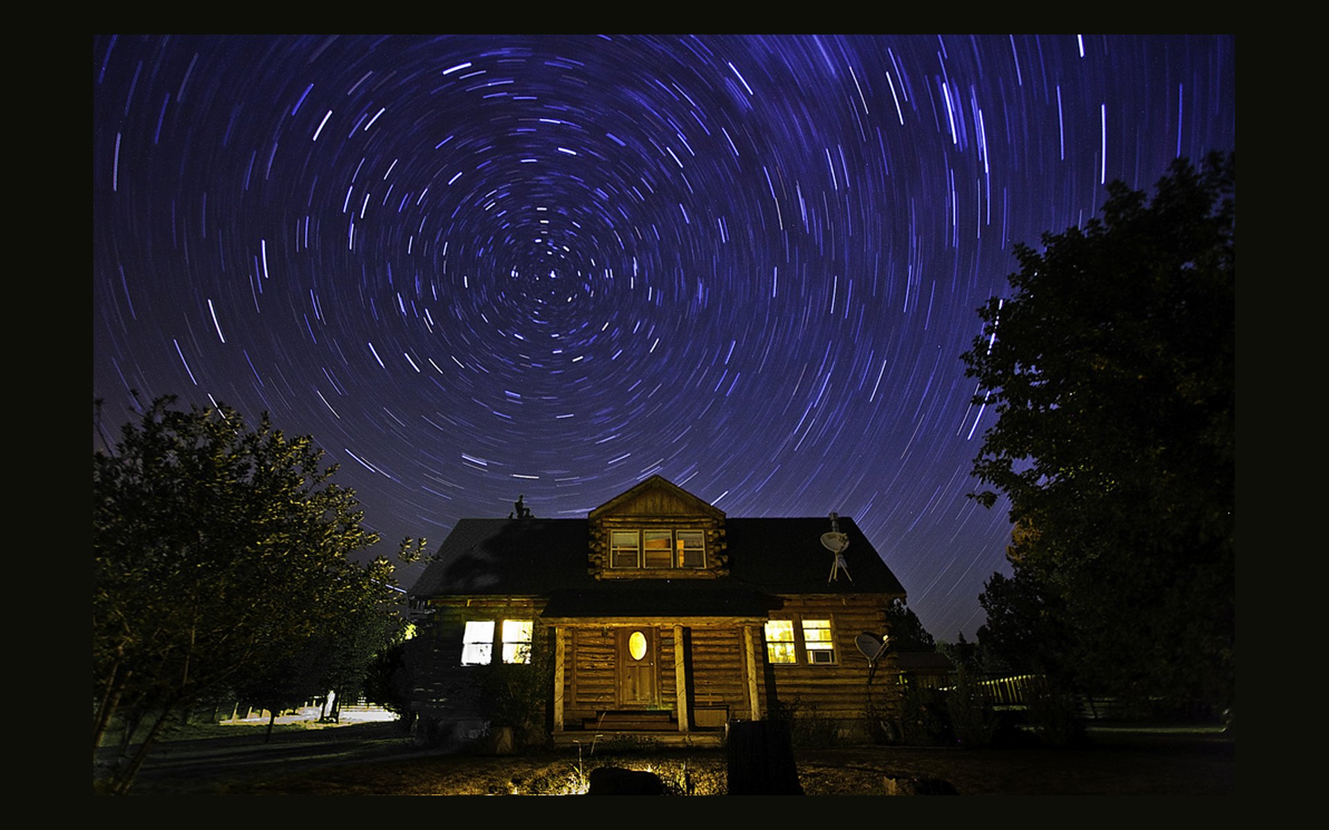 Звездное небо домой. Дом звездного неба Зеленоградск. Звезды над домом. Дом ночью. Ночное небо с домом.