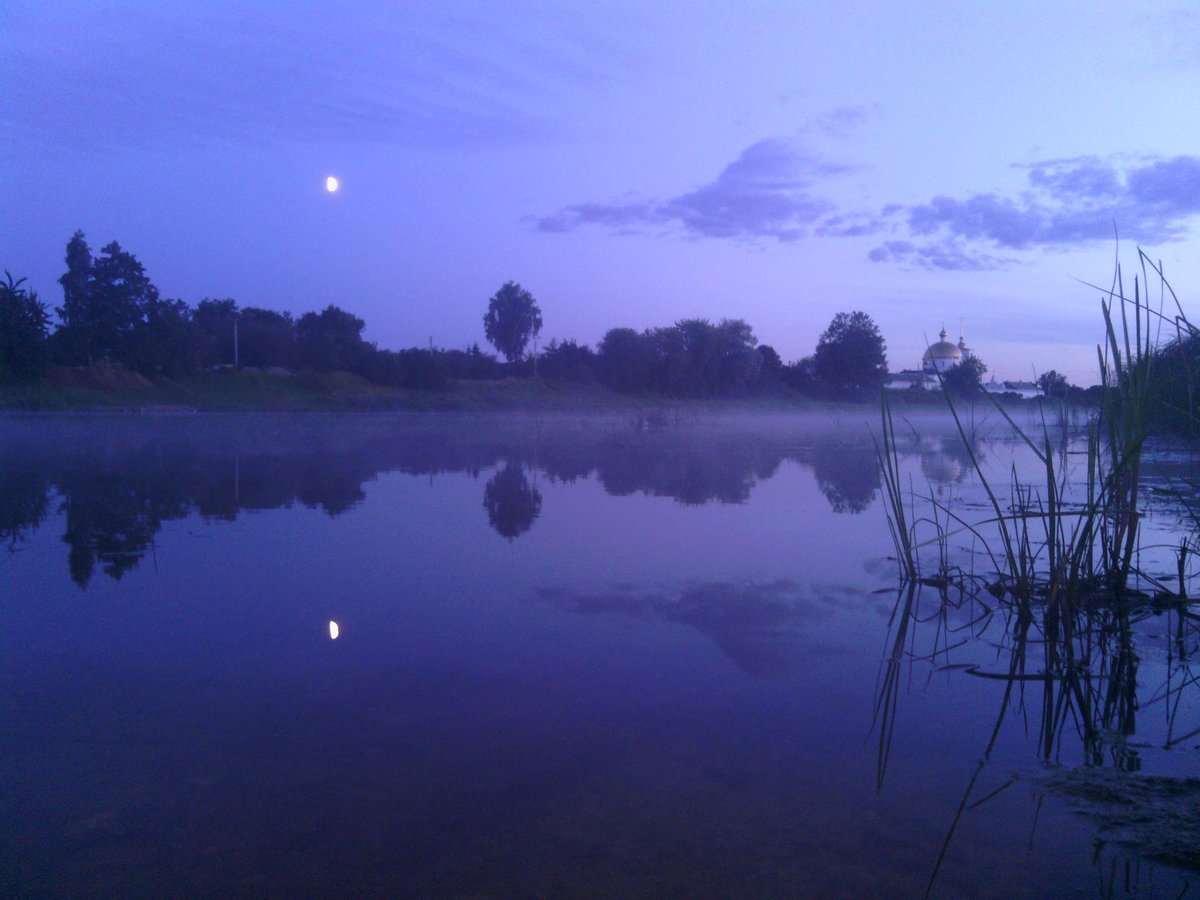 Тиши безлюдье вокруг. Река ночью. Озеро ночью. Ночь Луна река. Пруд ночью.