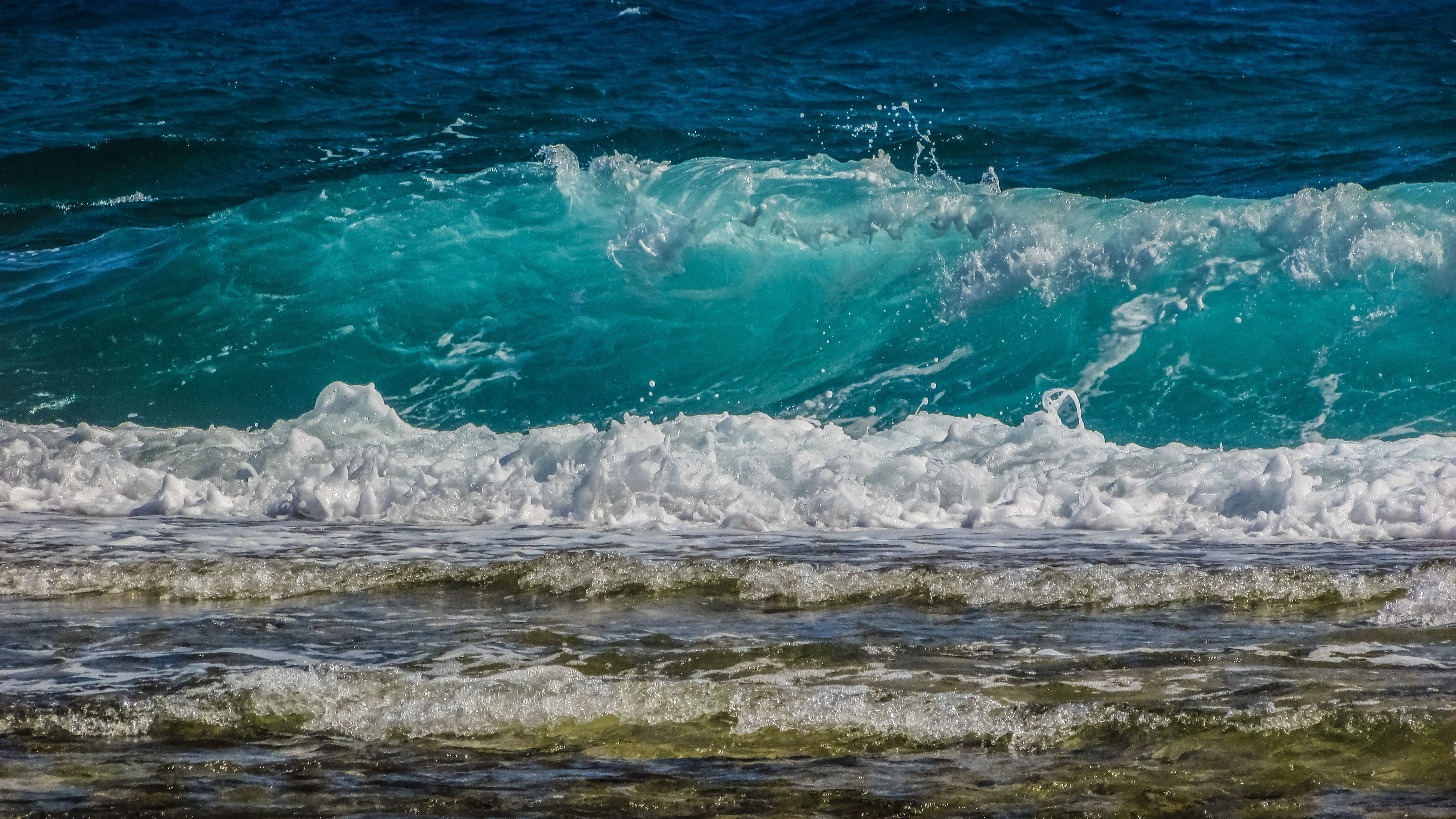 Видеть волны с берега. Море, волны. Океан волны. Обои волны. Квадратные волны в море.