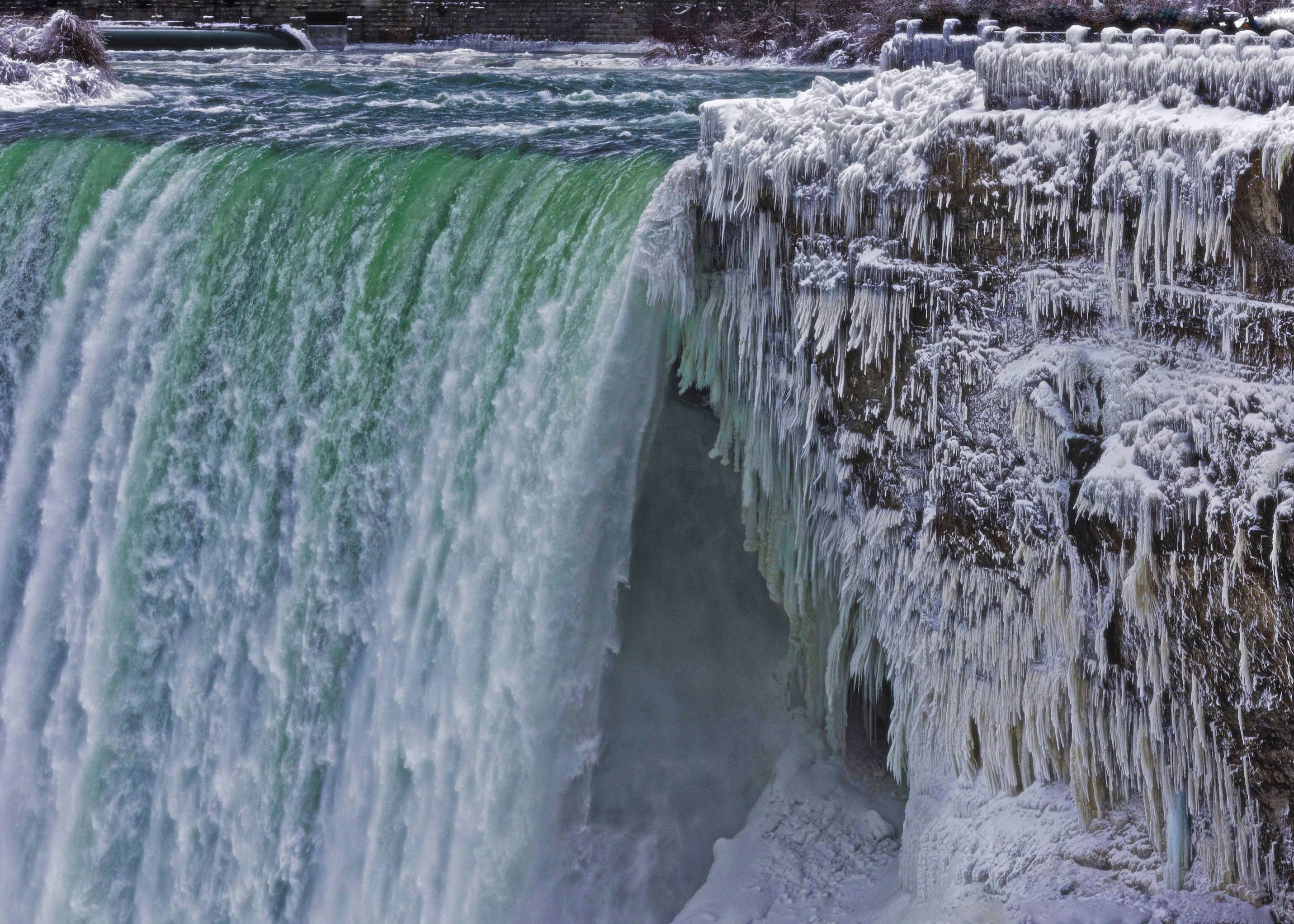 Зима фото водопад. Замерзший водопад Ниагара. Ниагарский водопад замерз. Кейла (водопад). Водопад Ханты-Мансийск.