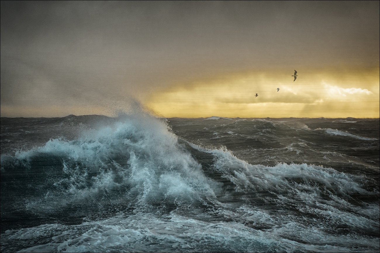 Включи северный шторм. Териберка Баренцево море шторм. Баренцево море шторм фото. Каспийское море шторм. Атлантический океан шторм.