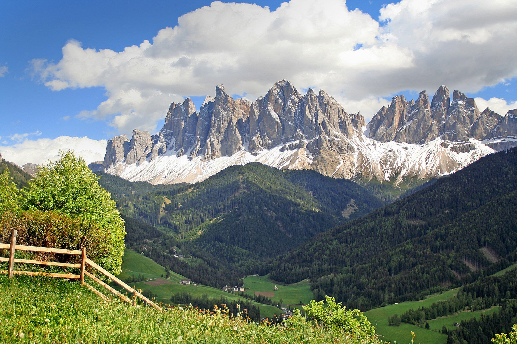 Какие горы на территории италии. Доломитовые Альпы. Долина Фунес Южный Тироль Италия. Долина Фунес Доломитовые Альпы Италия. Доломитовые Альпы Швейцария.