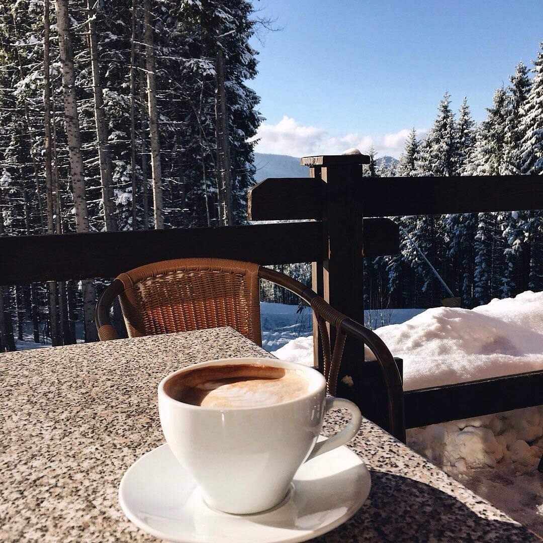 Зимний пейзаж с чашкой кофе