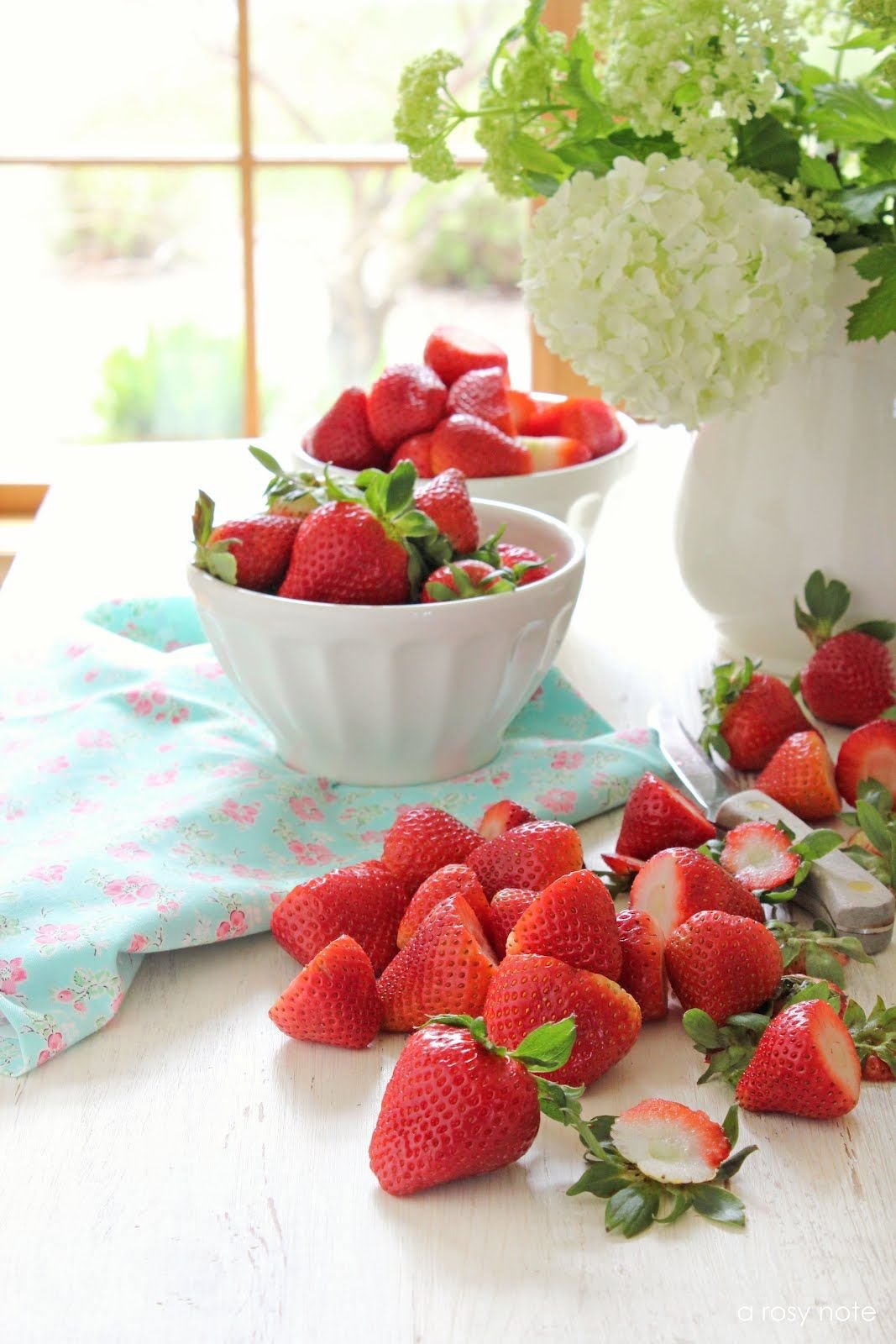 Хорошего дня фрукты. Доброе летнее утро клубника. Лето фрукты ягоды. Вкусная клубника. Доброе утро клубника.