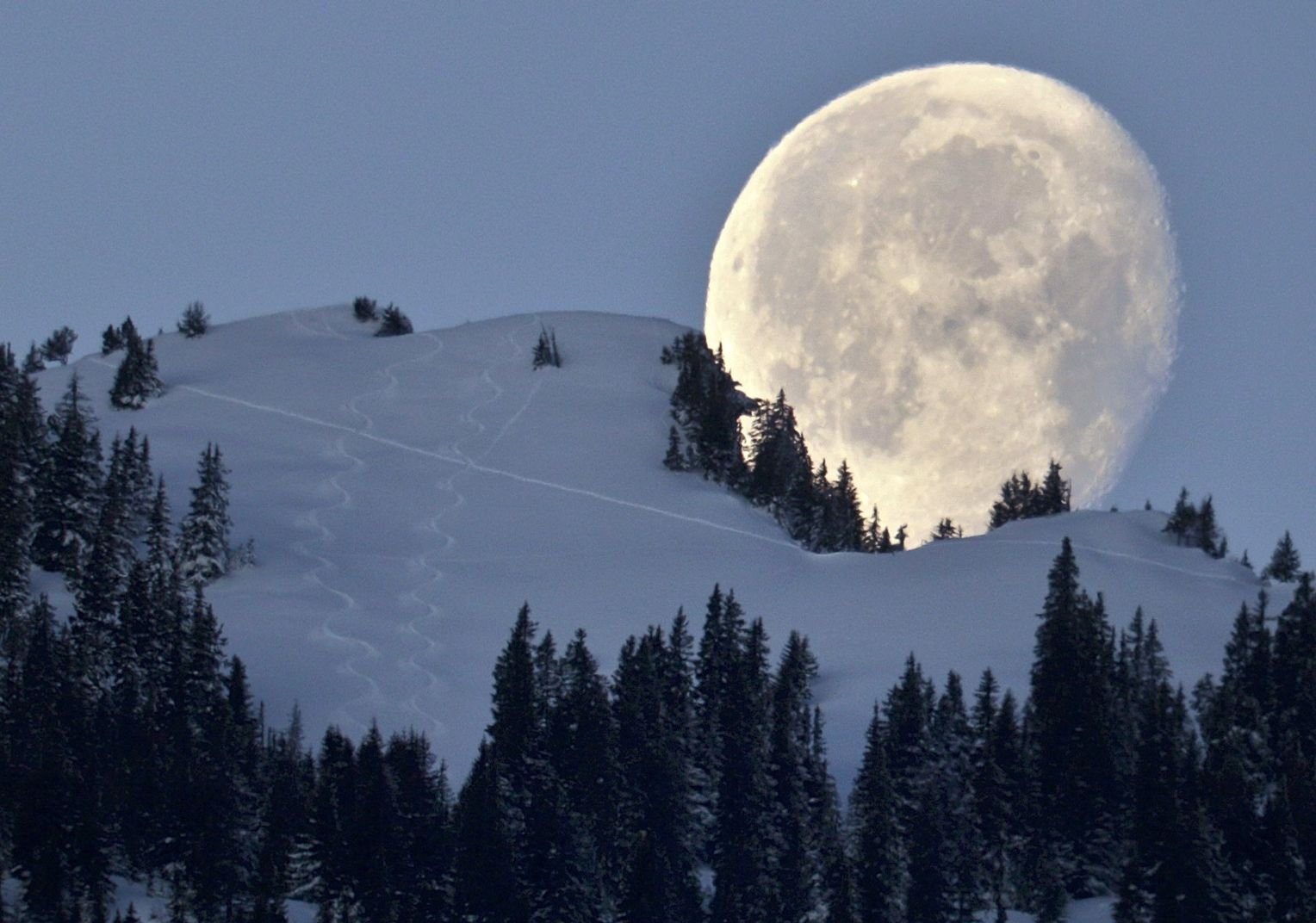 6 больших лун. Огромная Луна. Огромная Луна в горах. Большая Луна в горах. Горы на Луне.