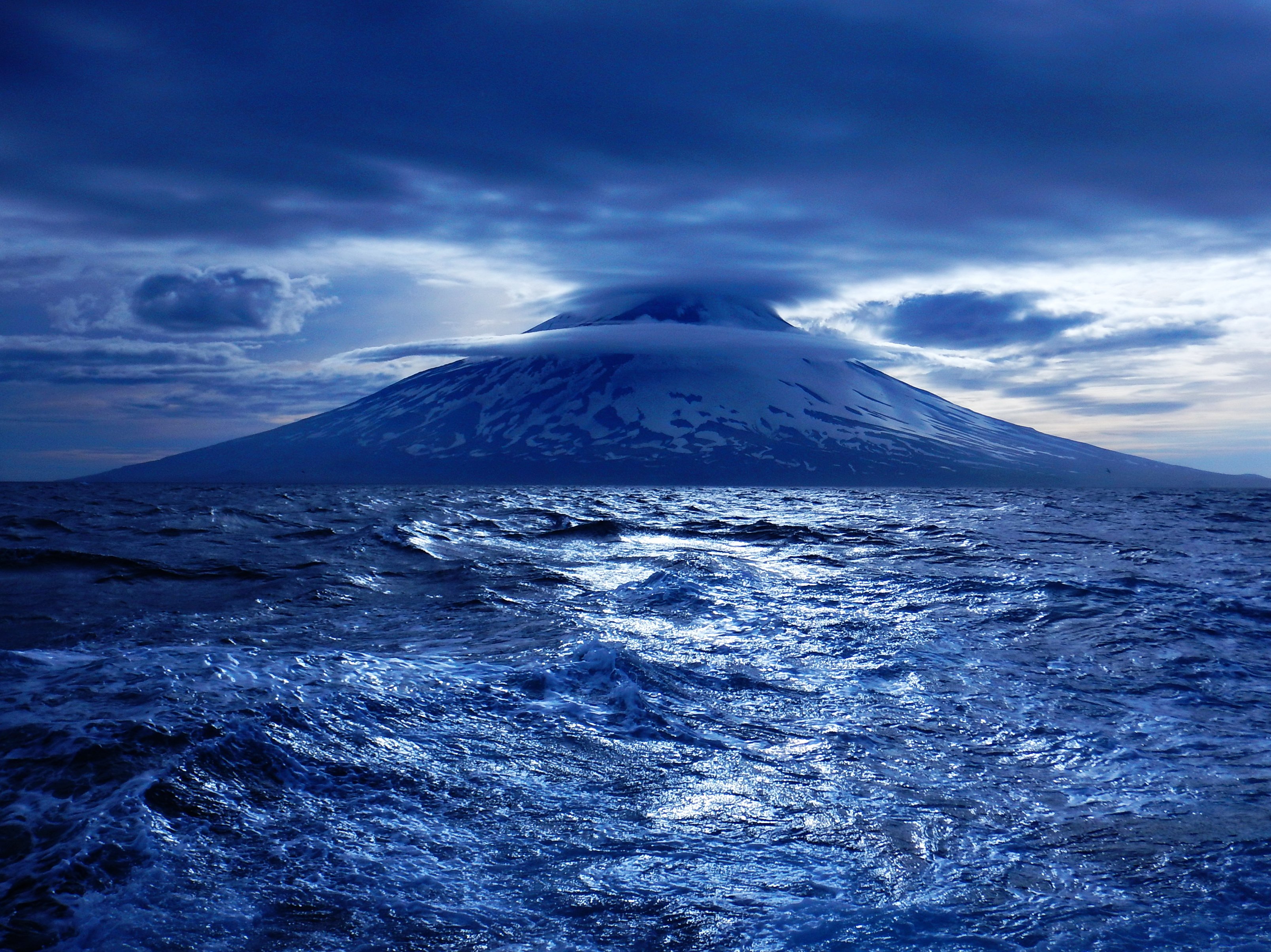 Volcano island. Алаид, остров Атласова. Вулкан Алаид Курильские острова. Вулкан тятя Курильские острова. Вулкан Алаид Сахалин.