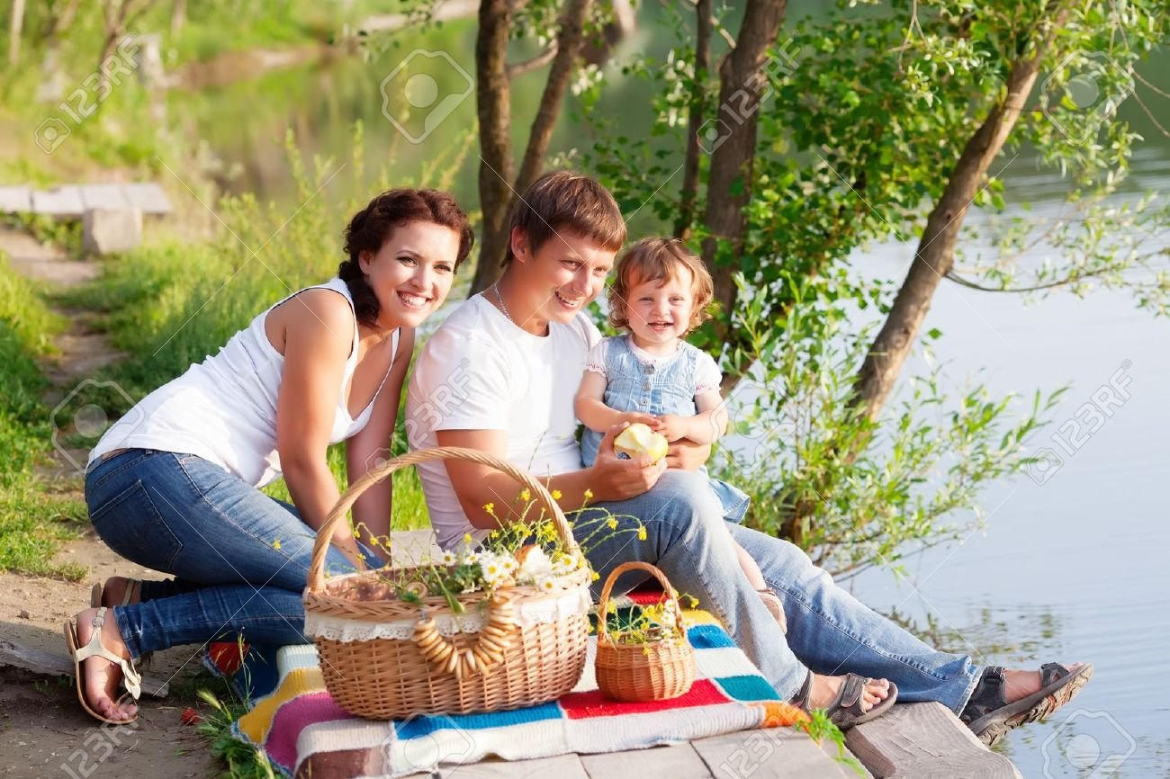 Суббота день семьи. Семья на пикнике. Фотосессия семьи на природе. Праздник на природе. Пикник на природе.
