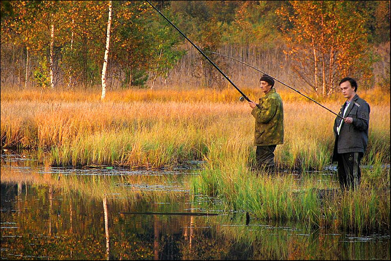 Братья ловят рыбу. Рыбалка. Осень рыбалка. Природа рыбалка. Рыбак на берегу реки.