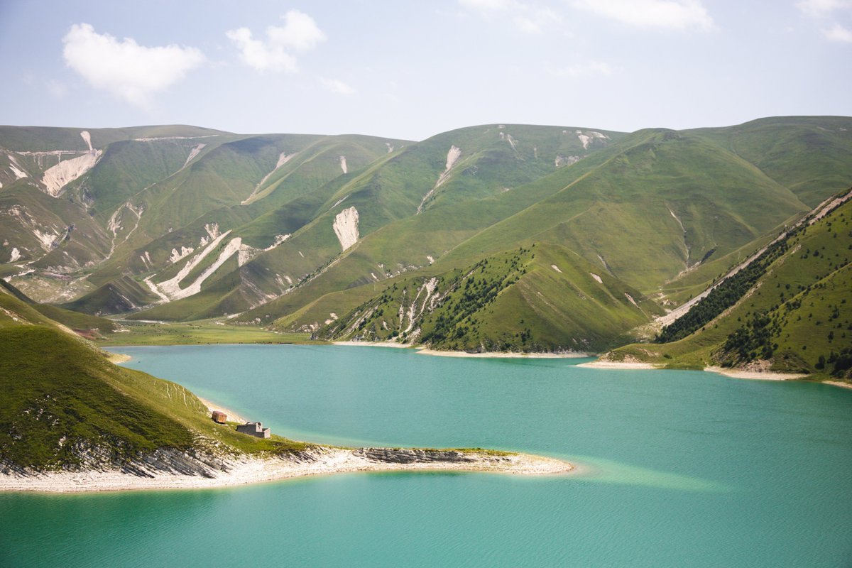 Озера чеченской республики. Озеро в Чечне Кезеной. Озеро в Дагестане Казеной ам. Кезенойам, Чечня/Дагестан. Высокогорное озеро Кезеной-ам.