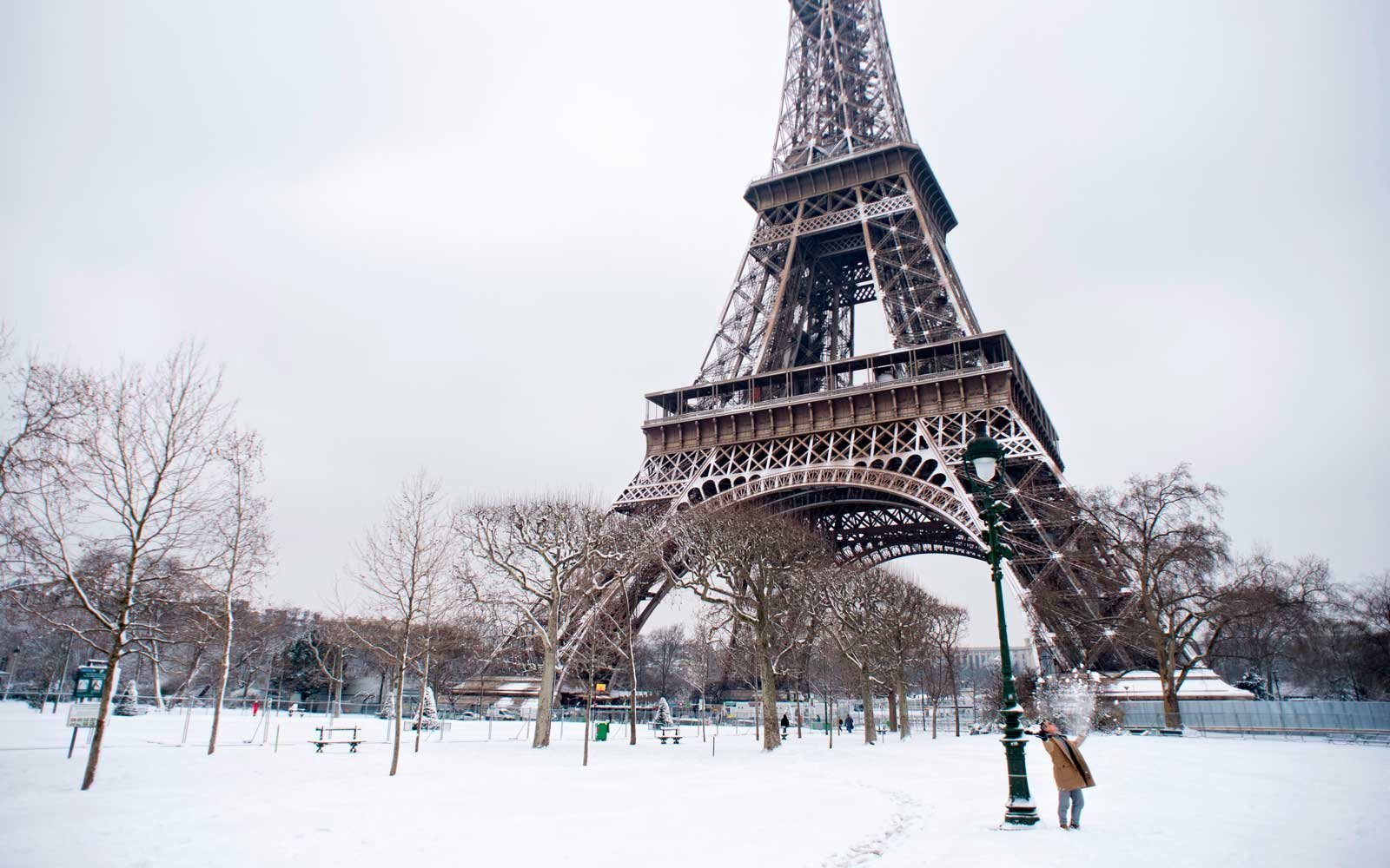 Эльфивая башня в Париже зимой