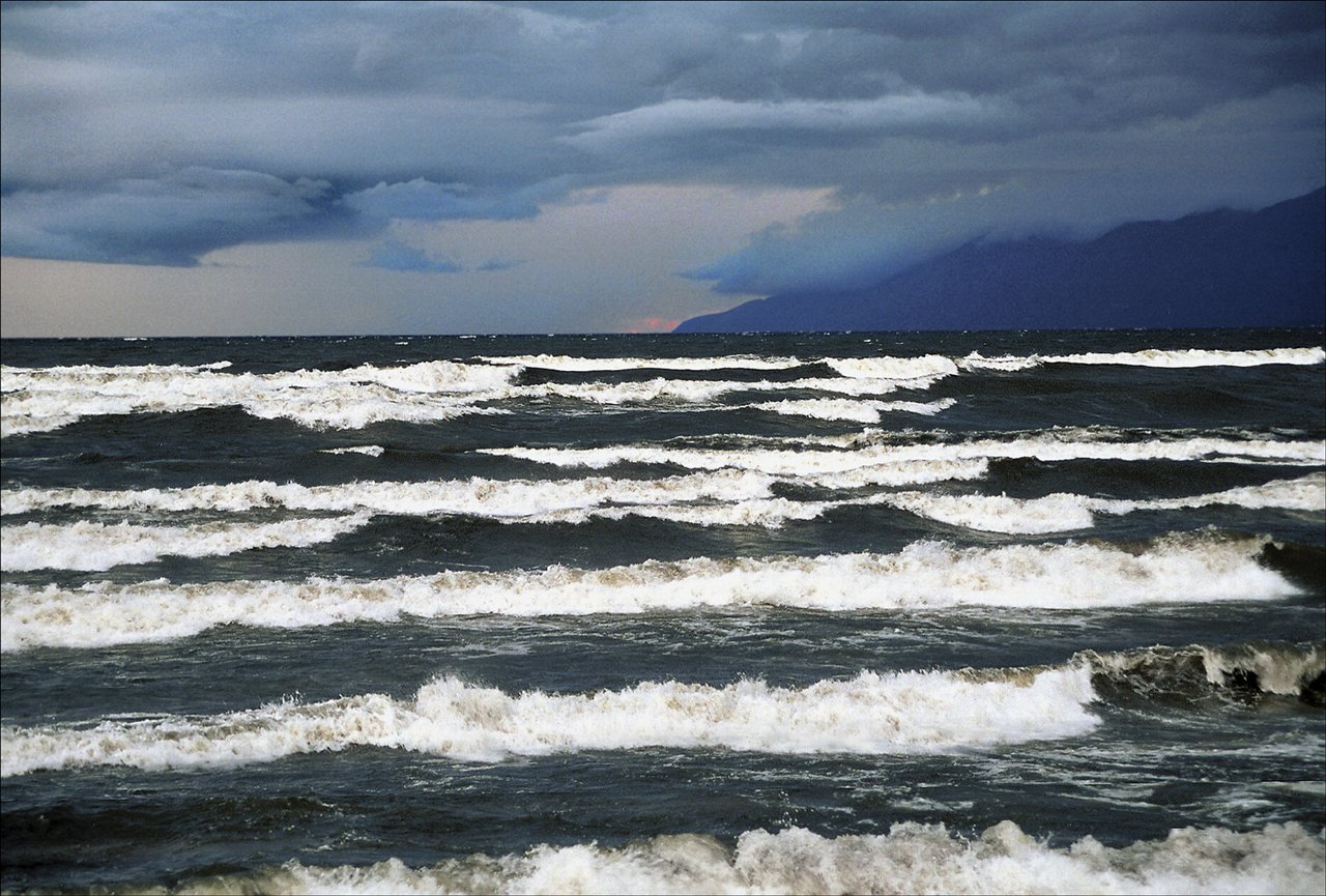 Есть ли в байкале течение. Озеро Ильмень шторм. Озеро Байкал шторм. Озеро Байкал волны. Озеро Байкал шторм волны.