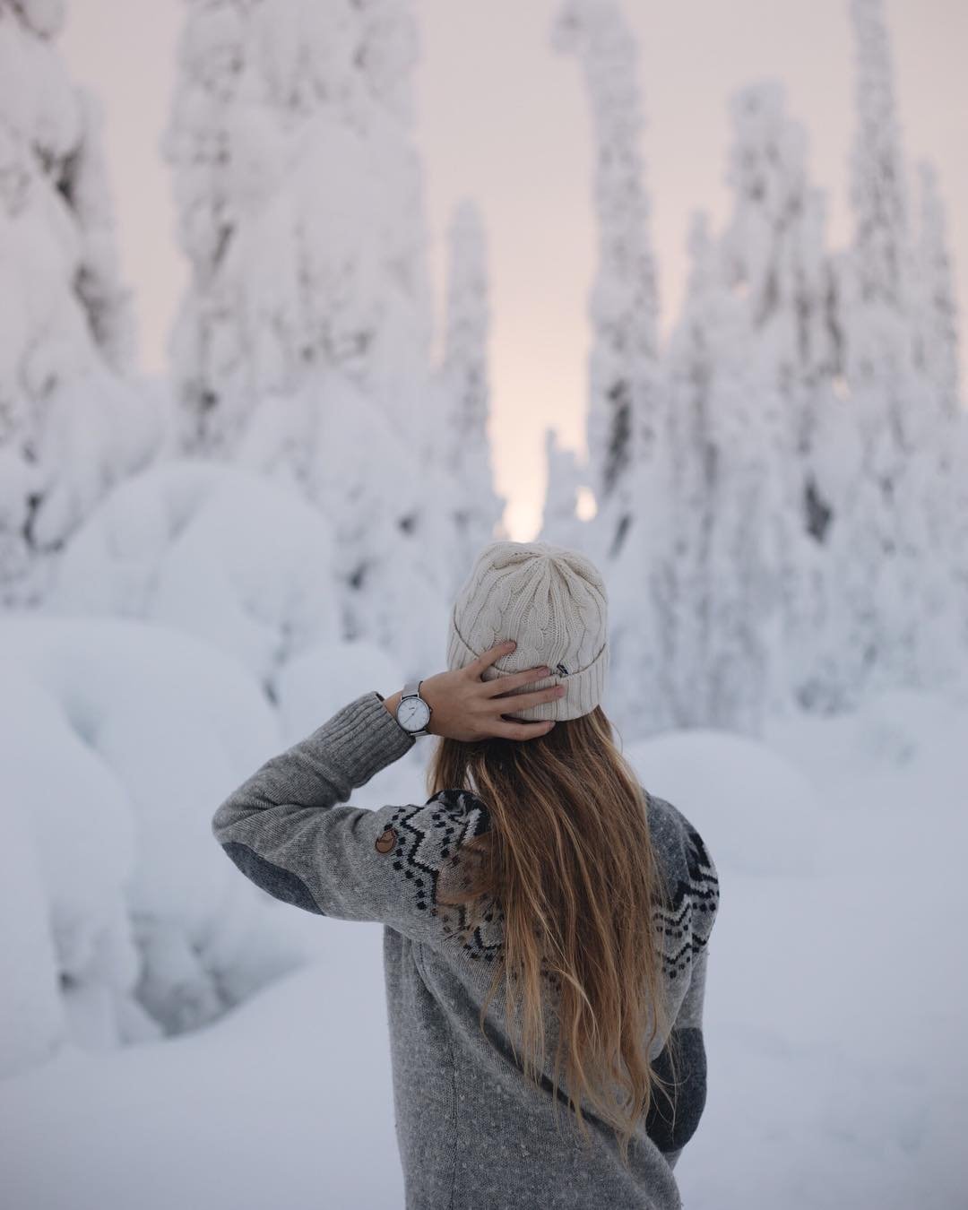 Фото девушек зима спиной. Девушка зимой. Девушка зимой со спины. Зимняя Эстетика девушка. Девушка в снегу.