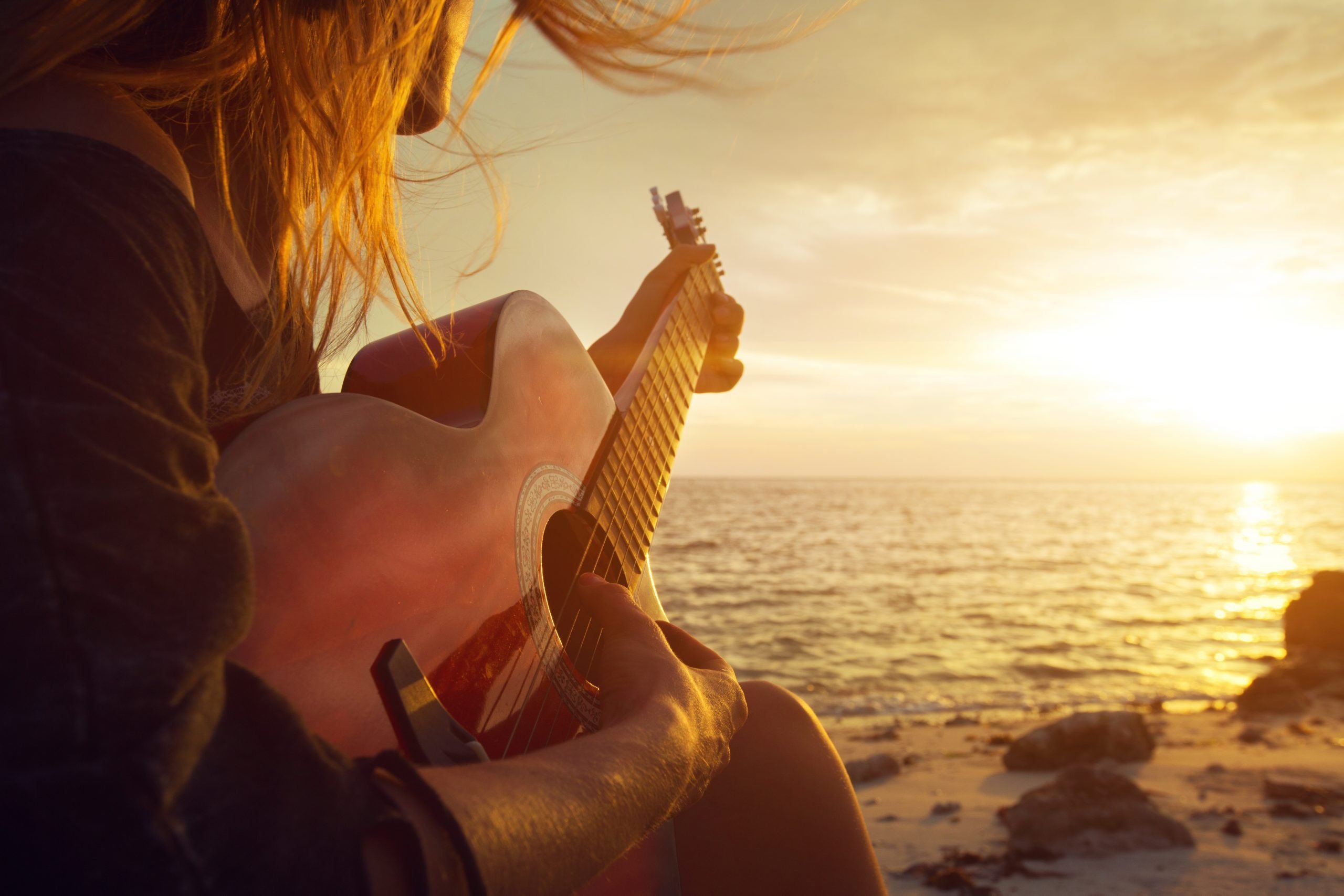 Музыка любимого города. Девушка с гитарой на закате. Девушка с гитарой у моря. Гитара и море. Девушка с гитарой на пляже.