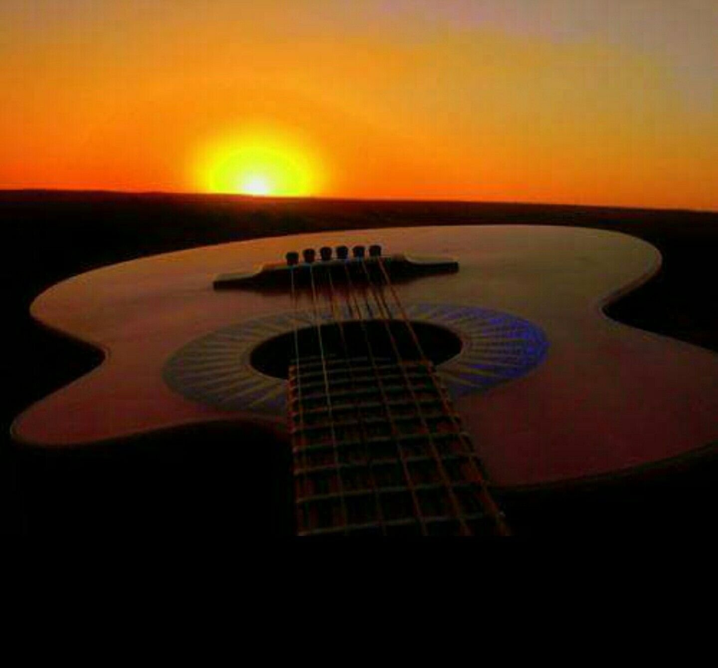 Гитара колокольчик. Гитара закат. Гитара солнце. Гитарист на закате. Гитара на фоне заката.