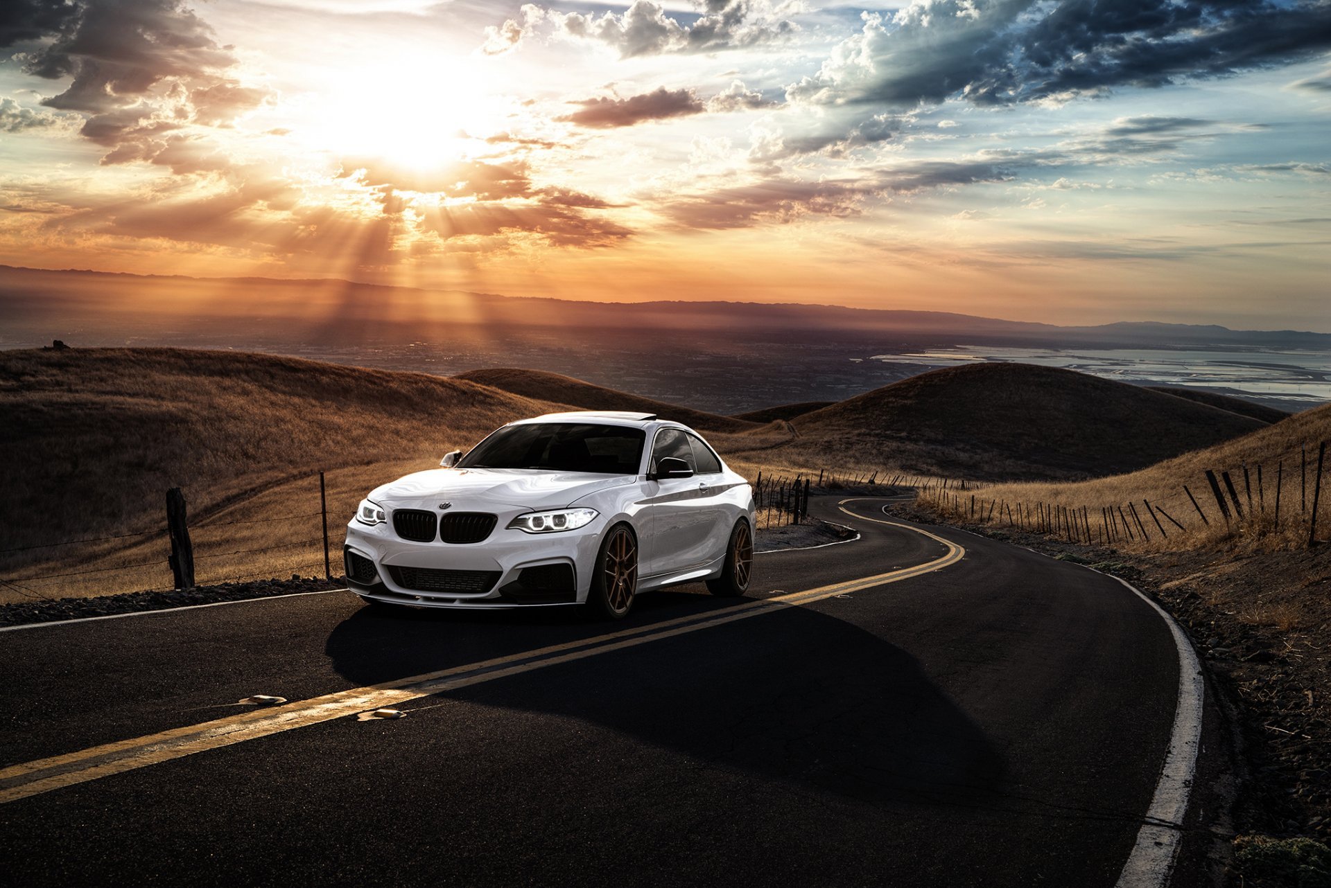 Машины красиво едут. БМВ м5 в горах. BMW m3 белая. Машина на фоне заката.