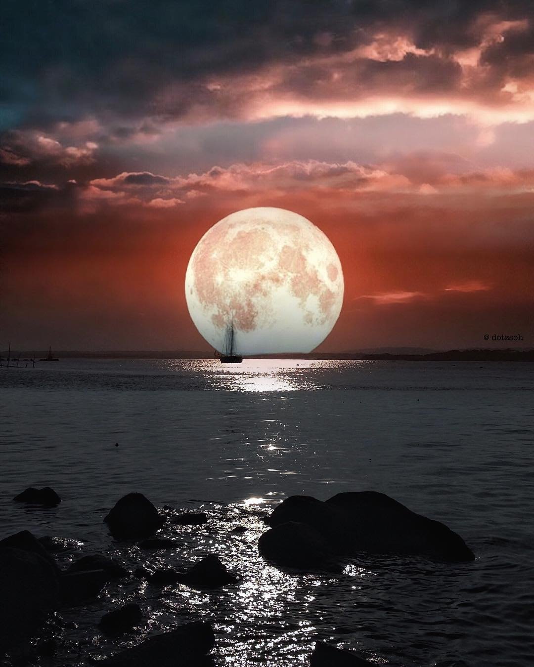 Луна на закате - фото и картинки: 46 штук