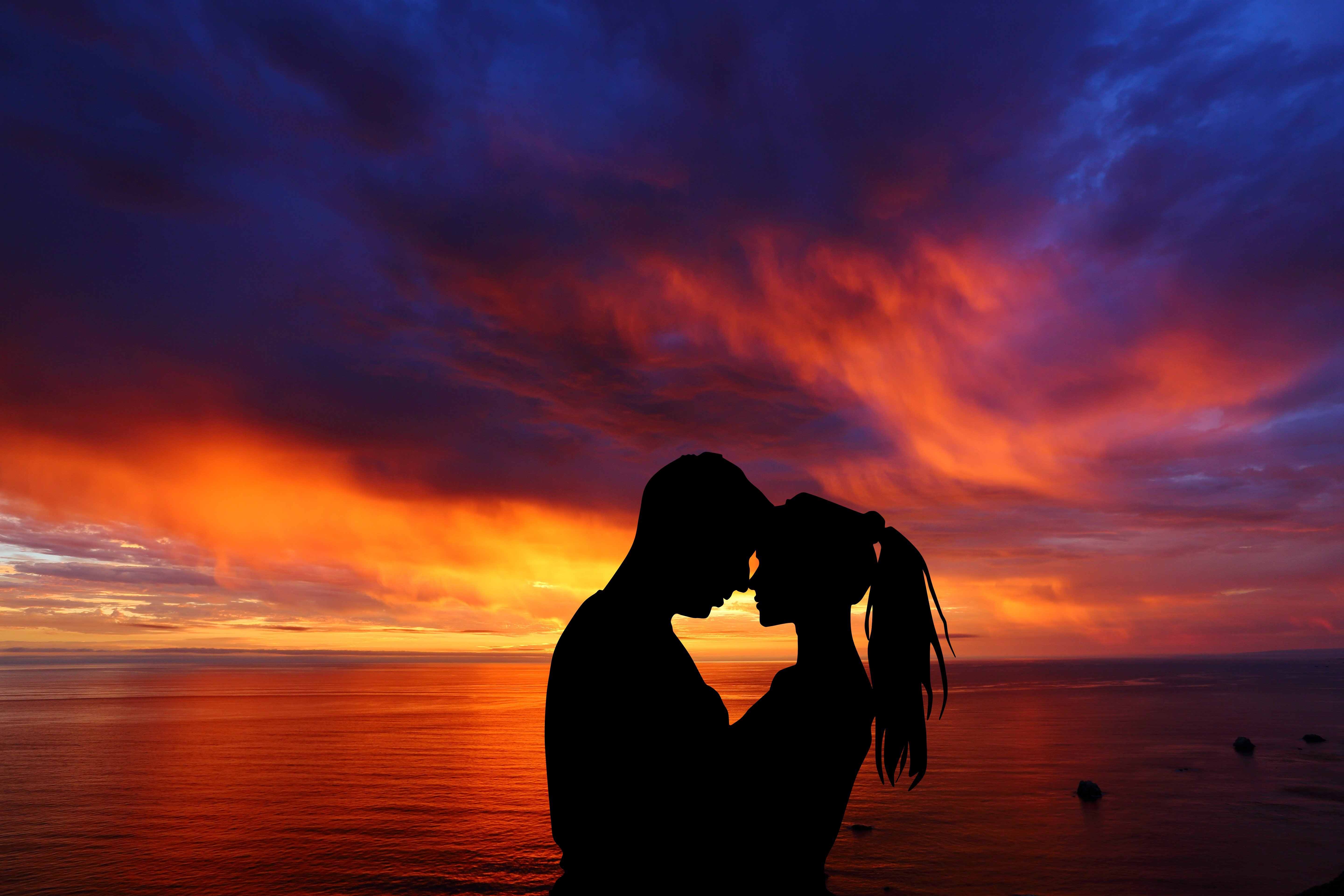 Романтические картинки с надписями мужчине. Влюбленные на закате. Парень и девушка на закате. Объятия на закате. Закат романтика.
