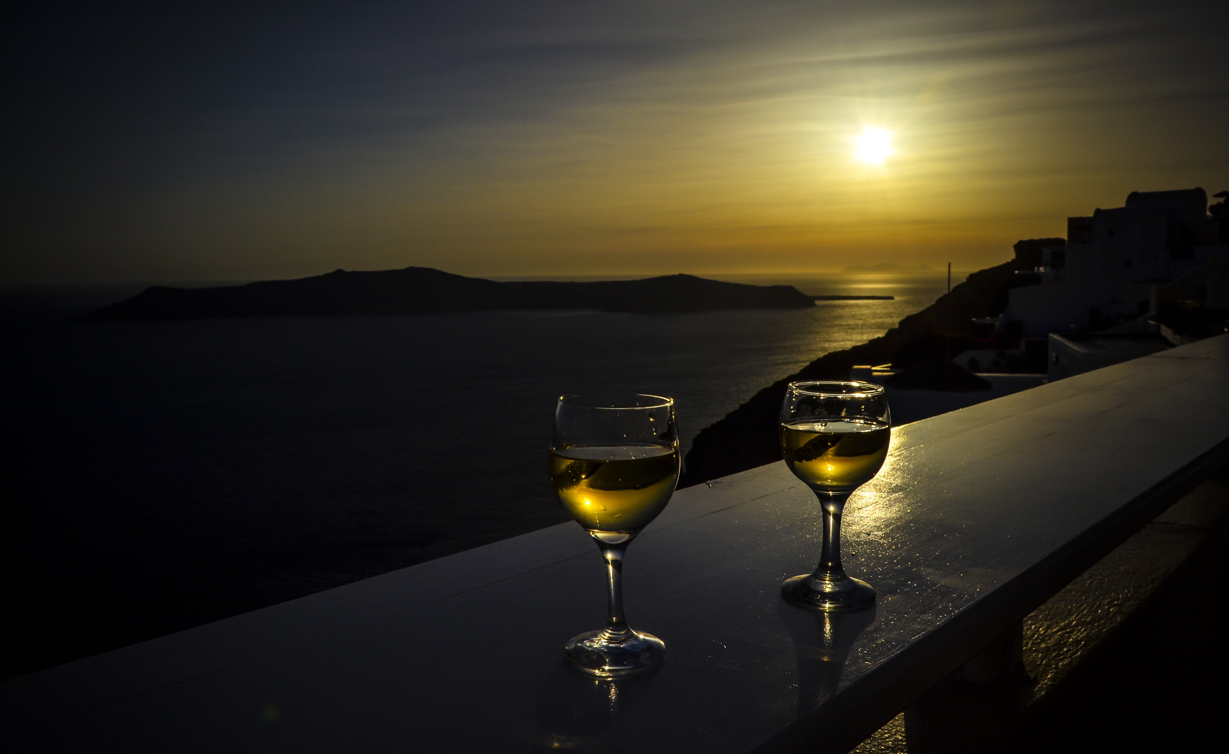 Ночь в бокале песня. Вино и море. Море вино закат. Вино на закате. Закат в бокале.