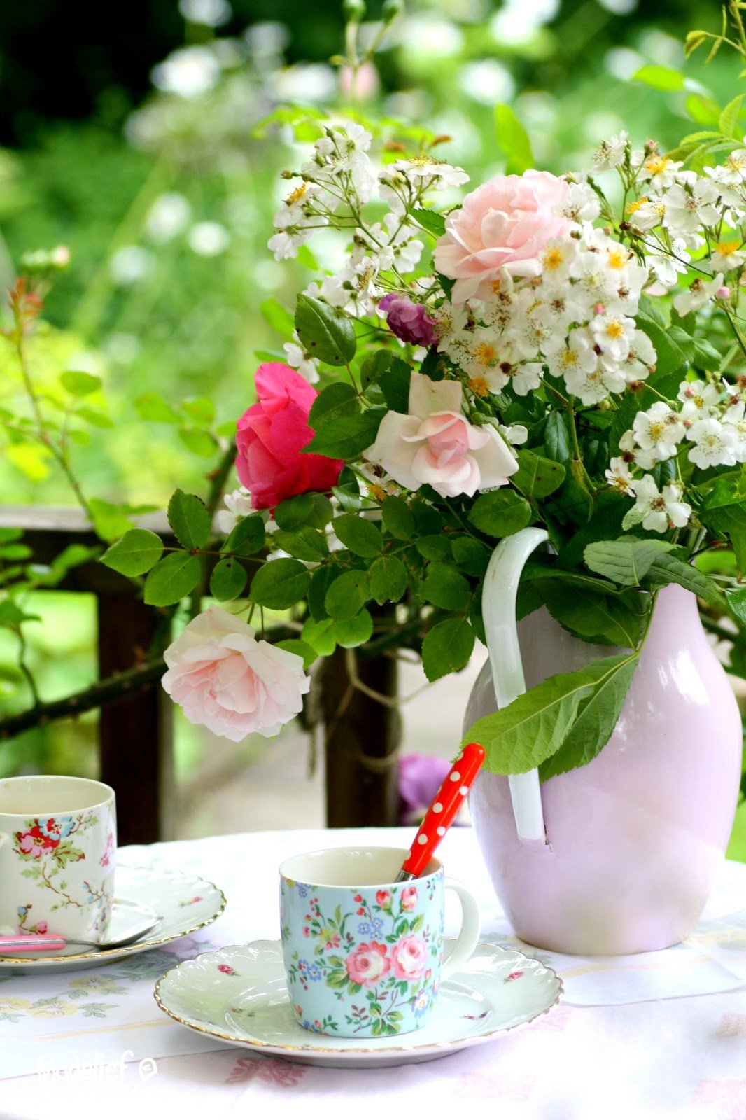 Добрейшего утречка цветы. Чаепитие в весеннем саду. Утро цветы. Весеннее утро в саду. Цветочное настроение.