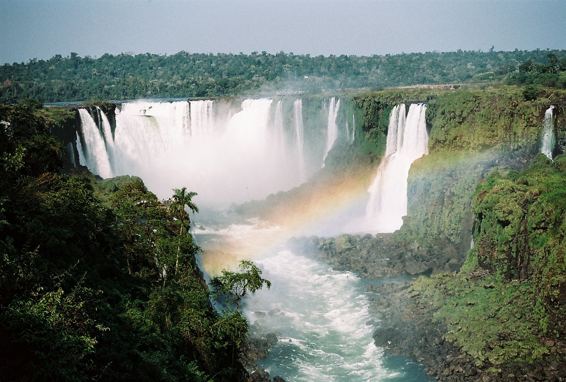 Природные воды бразилии. Река Игуасу Бразилия. Водопад Игуасу. Атлантический лес парк Игуасу. Бразилиа природа.