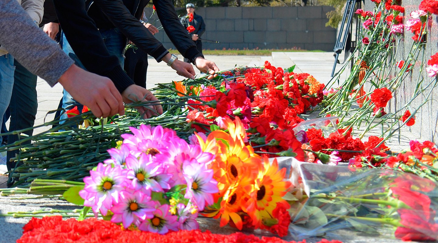 Какие цветы можно возлагать. Возложение венков на Пискаревском кладбище 2022 22 июня. Возложение цветов к памятнику. Цветы на памятник. Возложенные цветы.