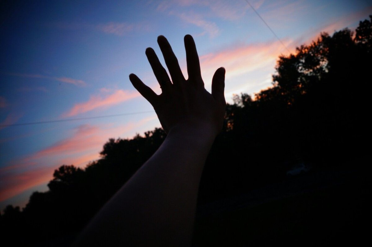 Руки на фоне заката