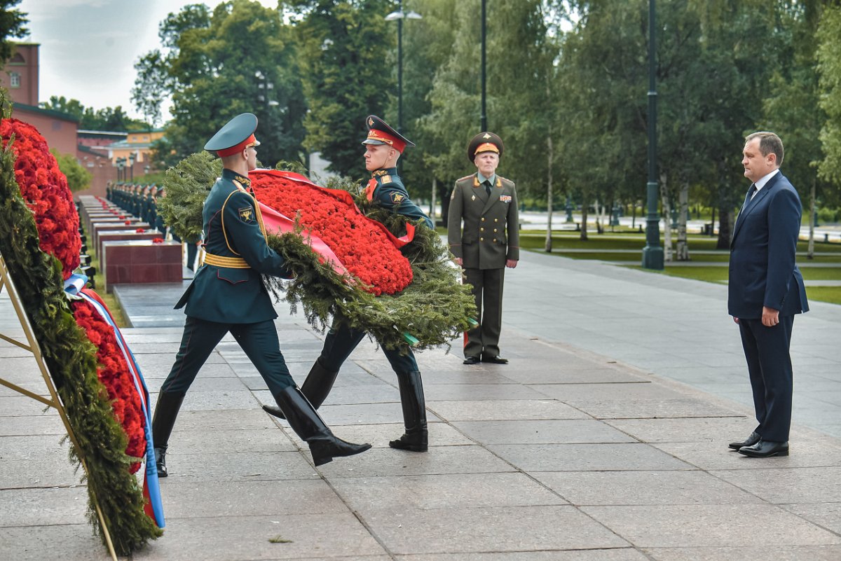 Стенд и возложение цветов