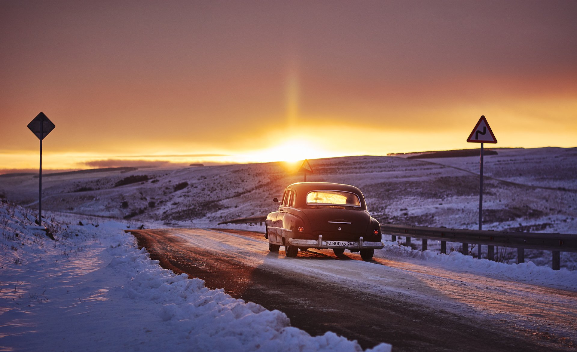 Зимнее утро дорога. Машина зима. Зимнее путешествие на автомобиле. Зима дорога машина. Зимняя дорога и автосонце.