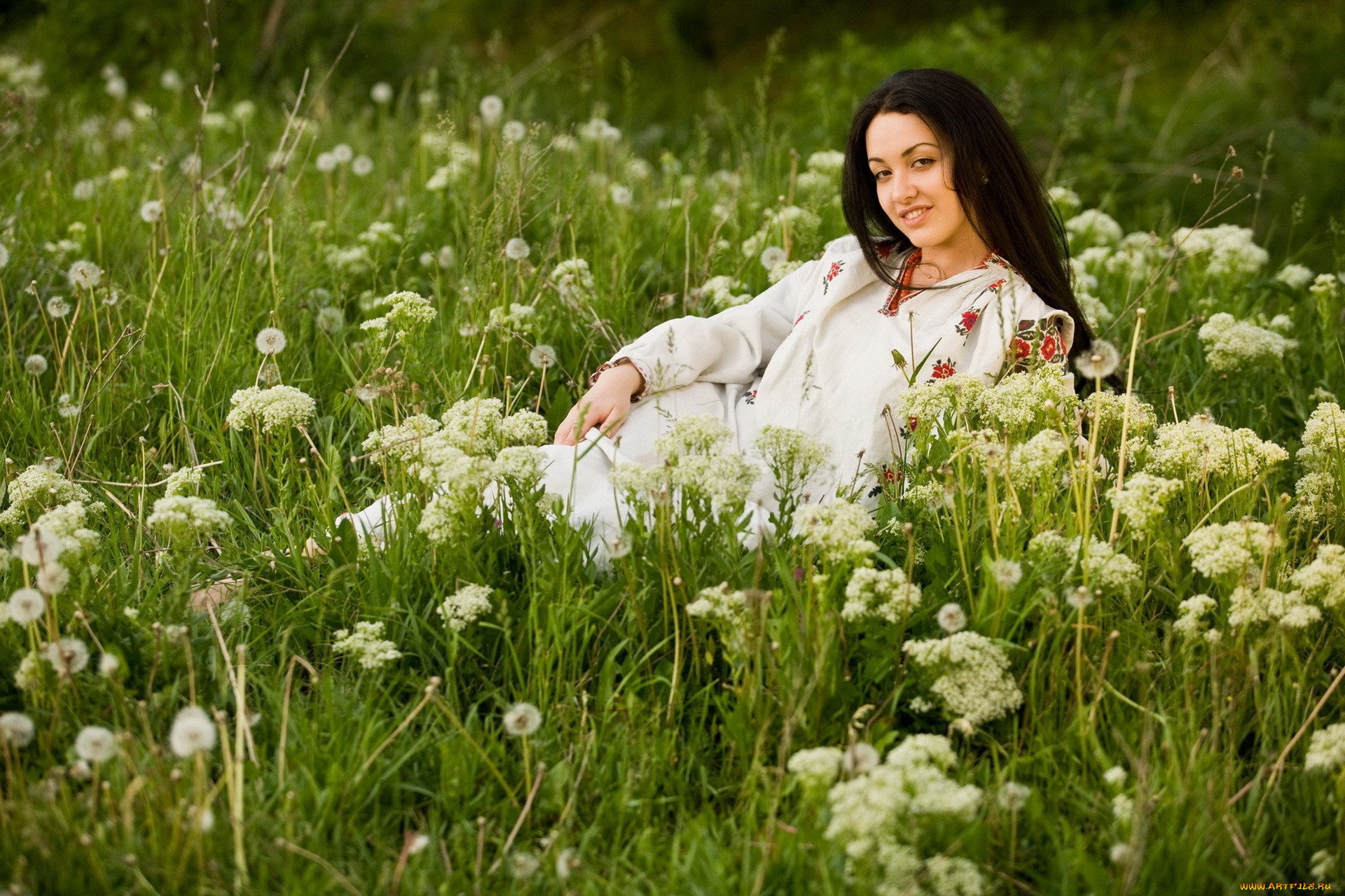 Полных женщин на природе. Фотосессия в лугах. Девушка на лугу. Красивый луг с женщиной. Девушка в поле с цветами.