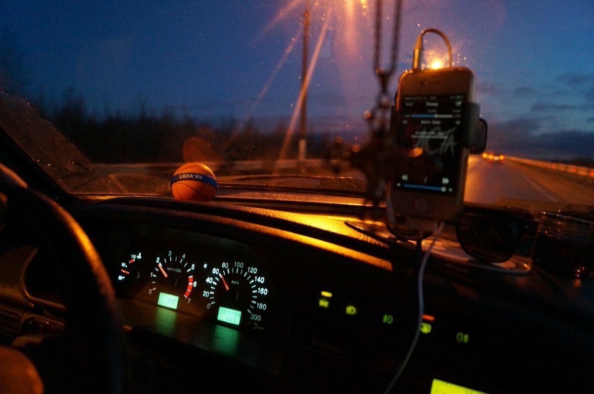 Вечер ехать дорога. БМВ е39 за рулём зима ночь. Вид из салона автомобиля. Вид из машины. Салон машины ночью.