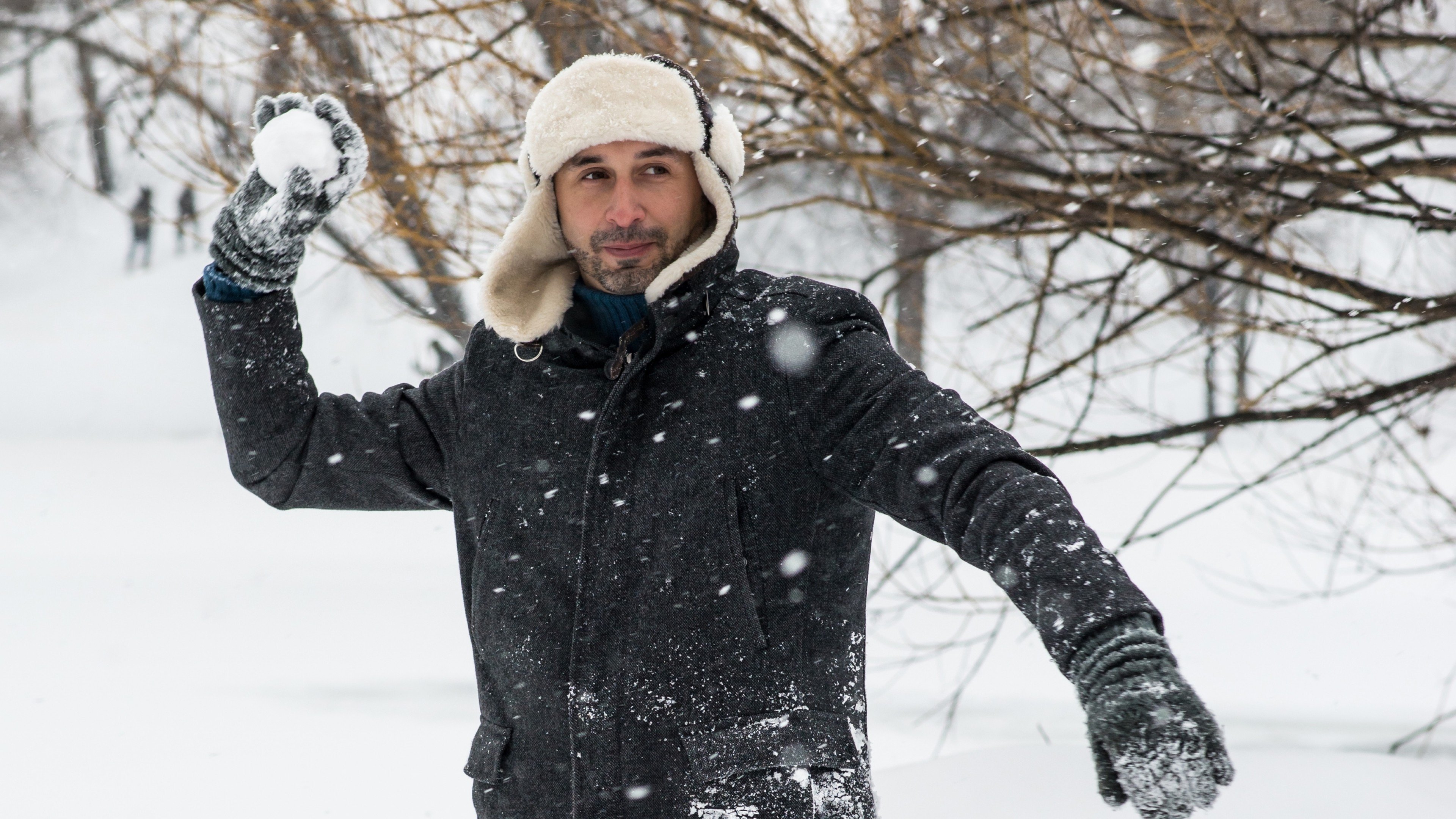 15 января мужчина. Парень зимой. Мужчина на улице зима. Зимняя одежда для мужчин. Человек в снегу.