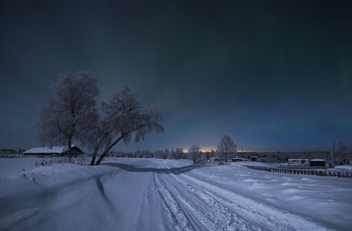 Пейзажи русского Северного поселка зимой в ночи