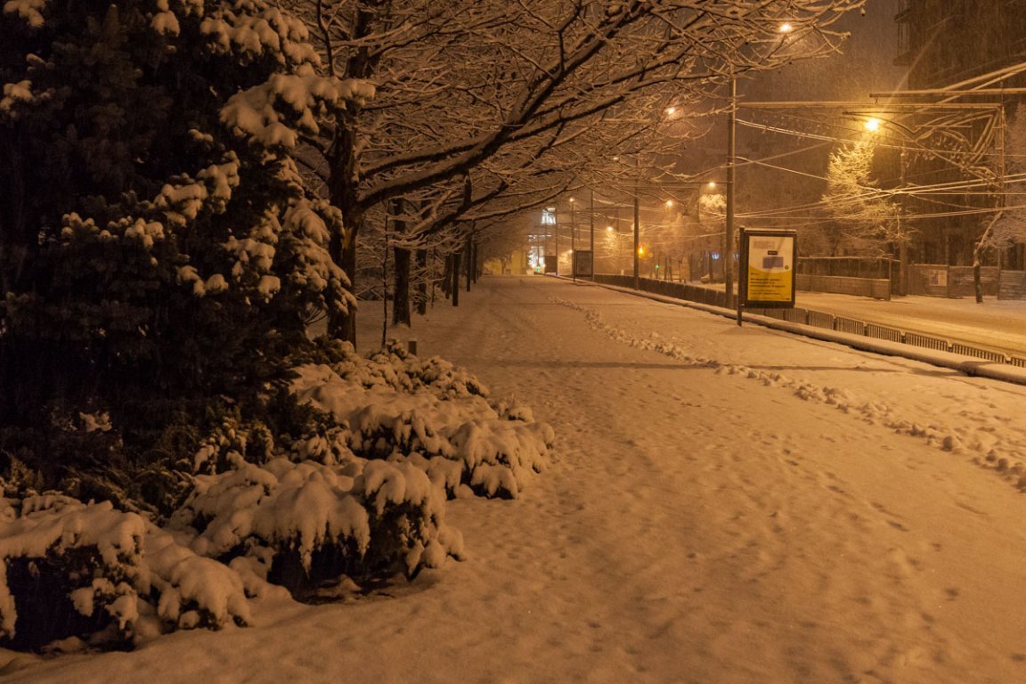 Снег на улице ночью
