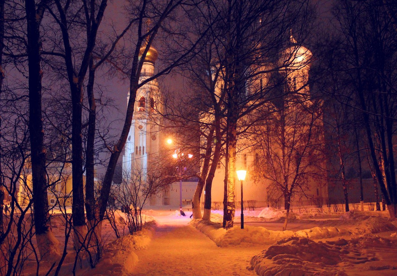 Снег вечером весной. Ночной зимний парк Вологда. Зимний вечер в городе. Зимняя улица вечером. Снежный вечер.
