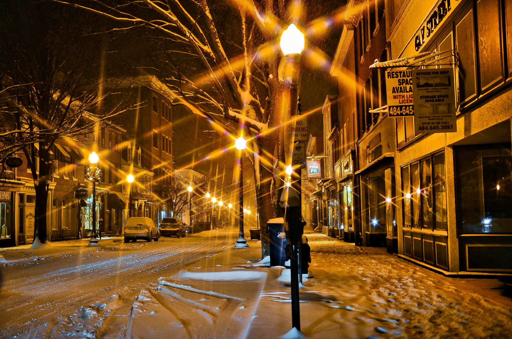 Вечер улица фонарь. Зимний город. Зимняя улица. Зимняя ночь в городе. Зимняя вечерняя улица.