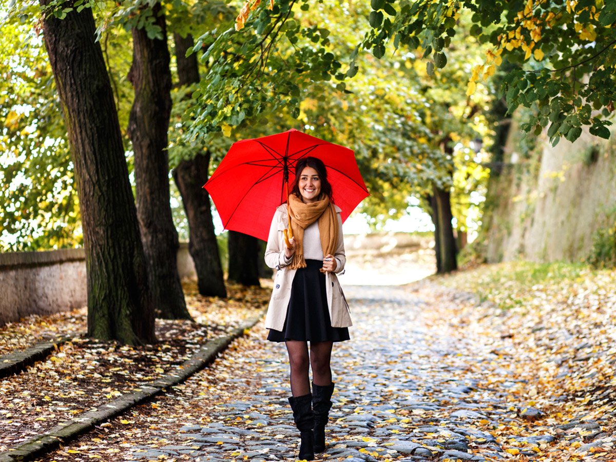 Девушка под зонтиком