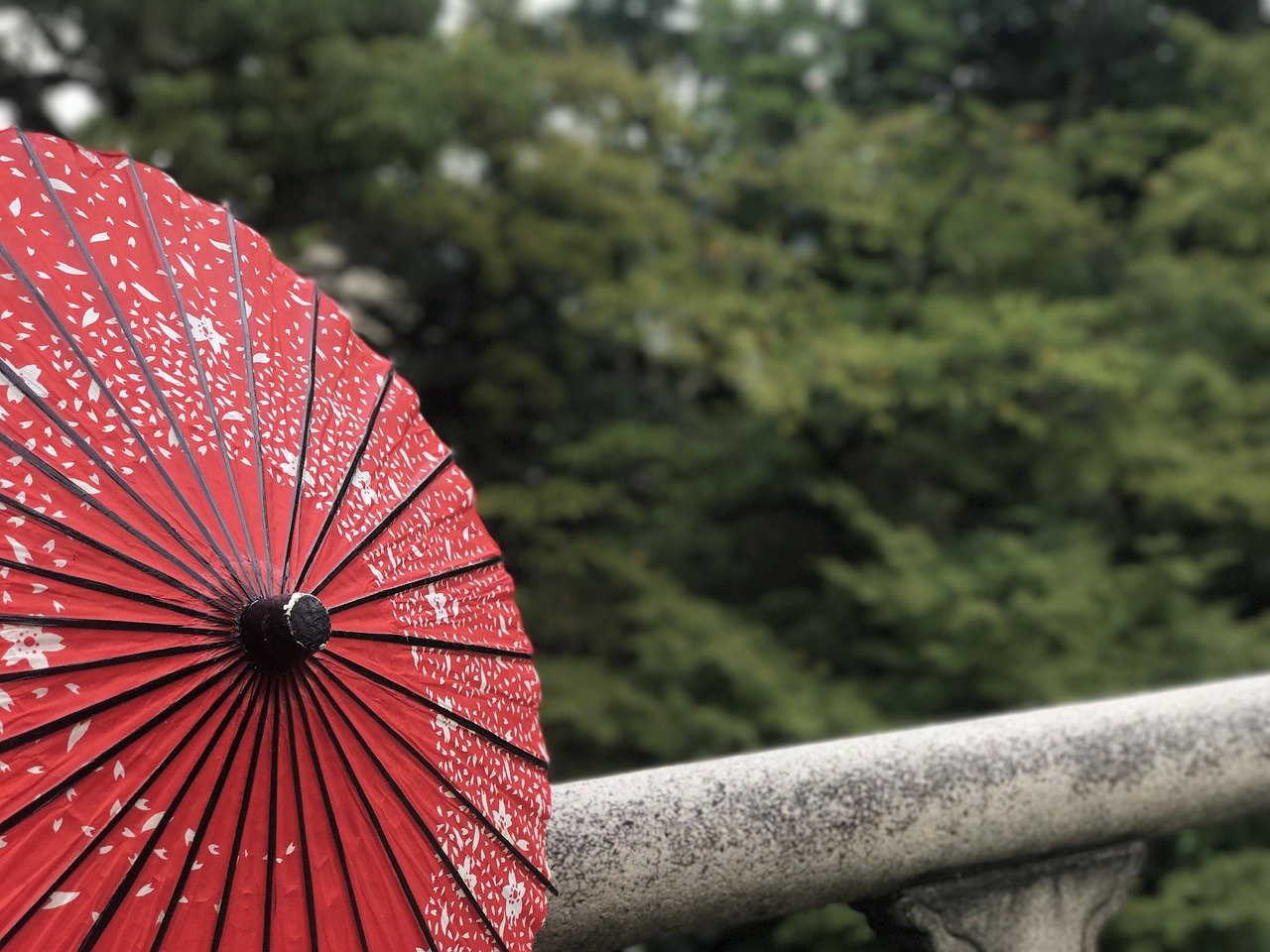 Красный зонт Эстетика