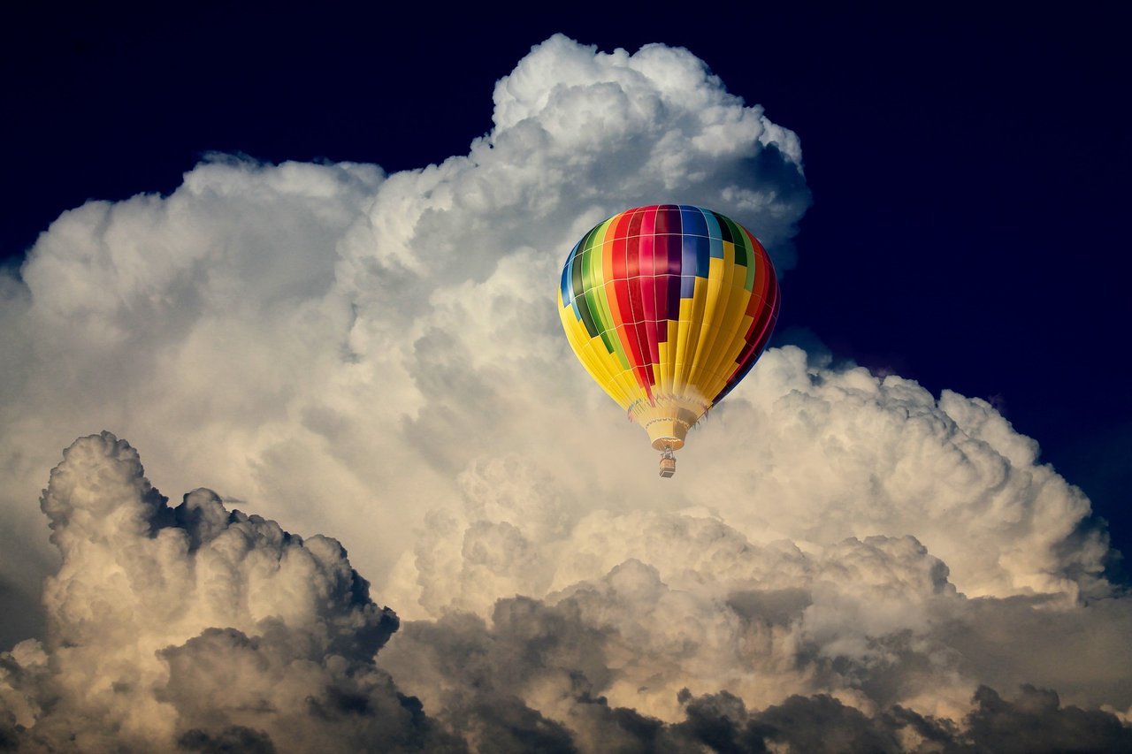 Воздушный шар с корзиной в облаках