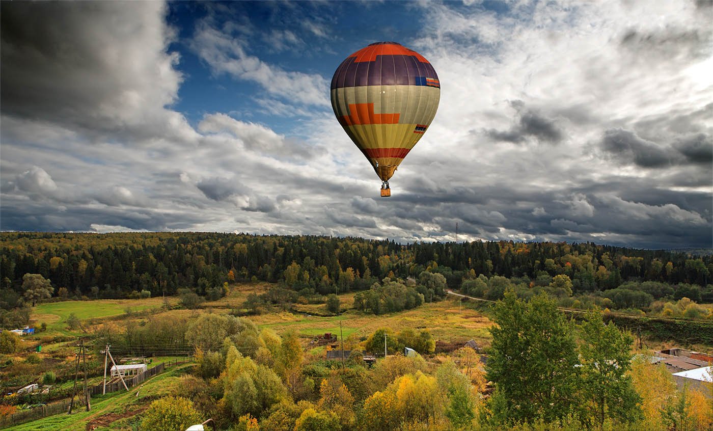 Воздушный шар над лесом