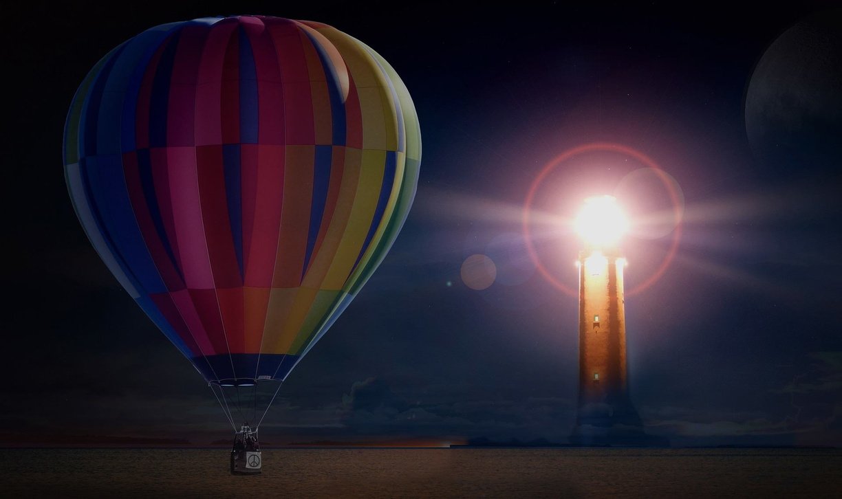 Воздушные шары в ночном небе