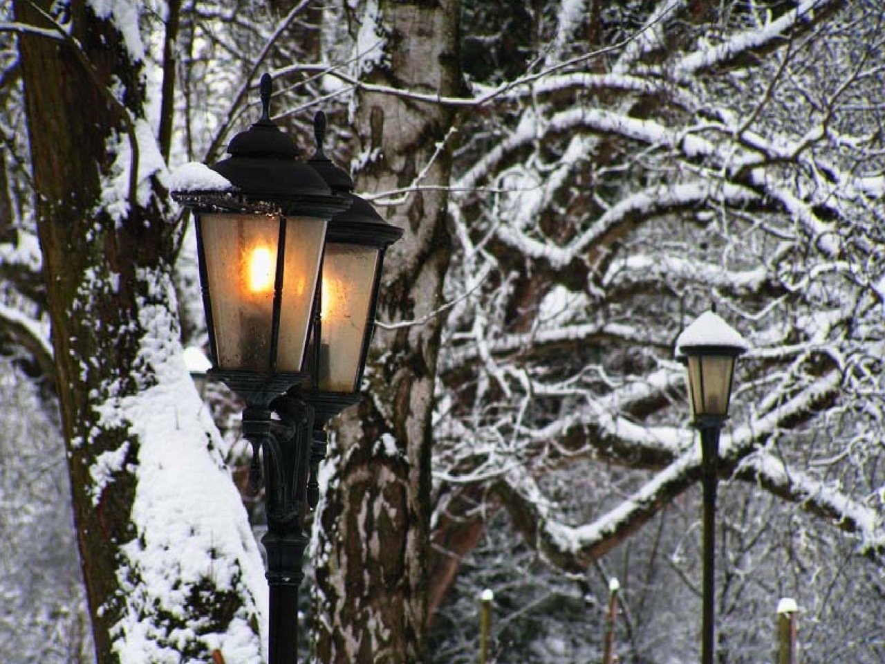Уличный фонарь и снег