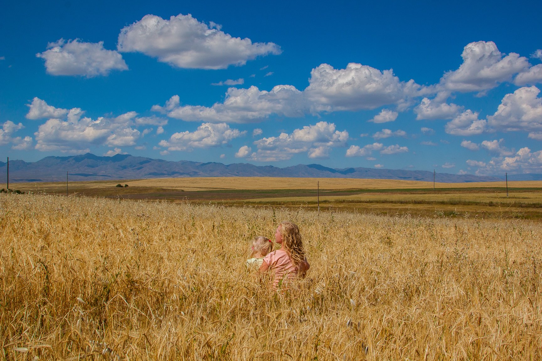 Песня вышел в степь. Казахская степь акын. Девушка в степи. Степи и человек. Фотосессия на природе в степи.
