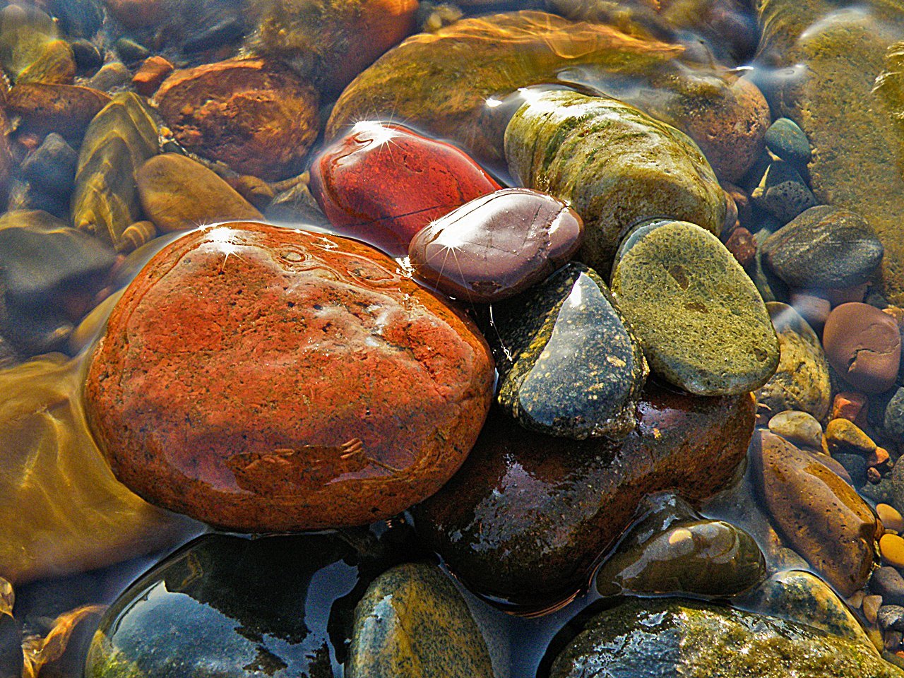 Игра вода камень. Речная галька горного Алтая. Красивые морские камни. Камни разноцветные морские. Красивые камушки.