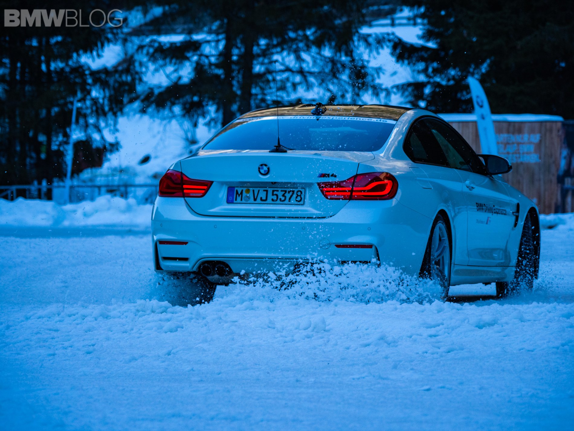 Бмв зимой фото. BMW m4 в зиме ночь. BMW Driving experience зима. БМВ на рабочий стол зима. Белая БМВ зимой.