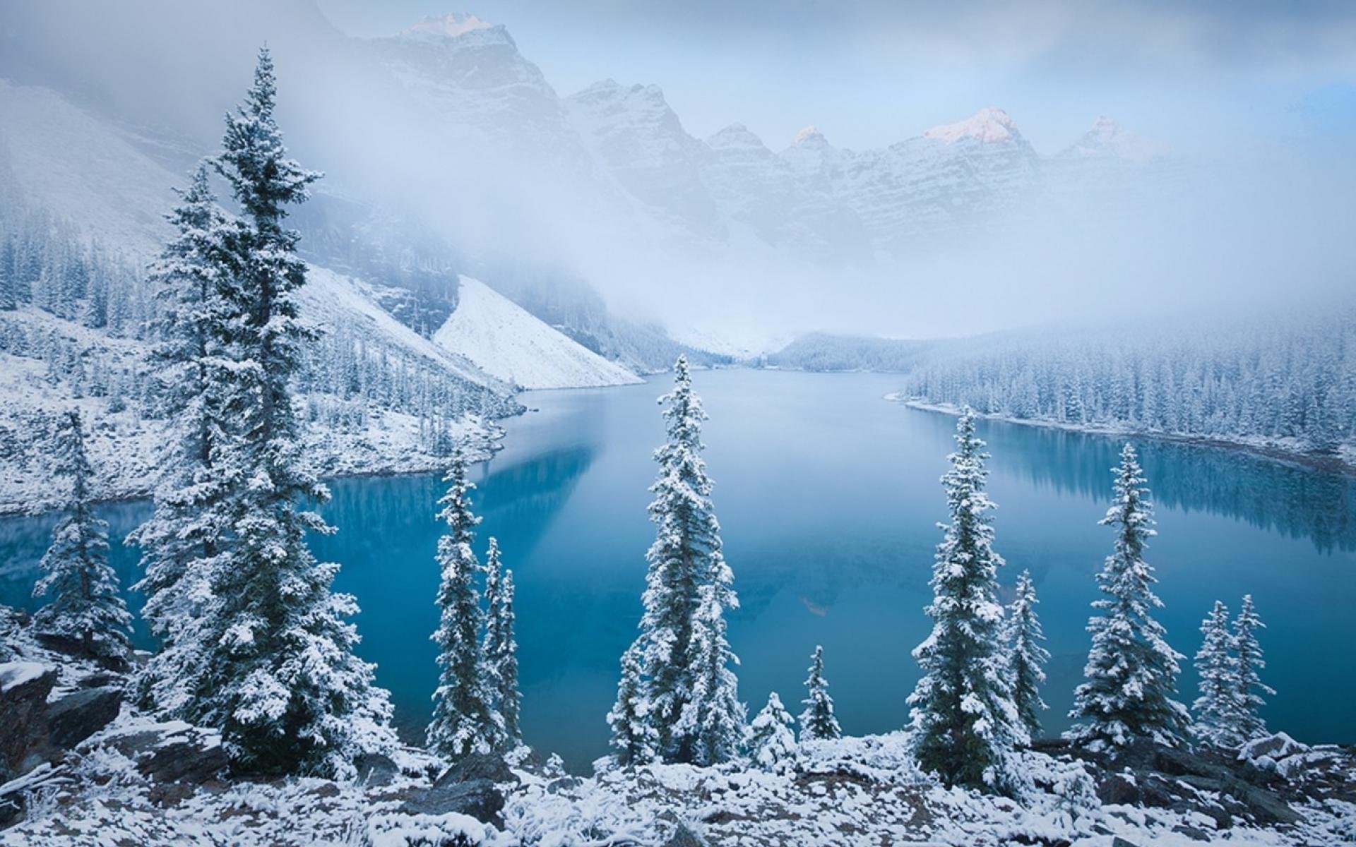 Вид зимы. Озеро Морейн в Канаде зимой. Зимняя красота.