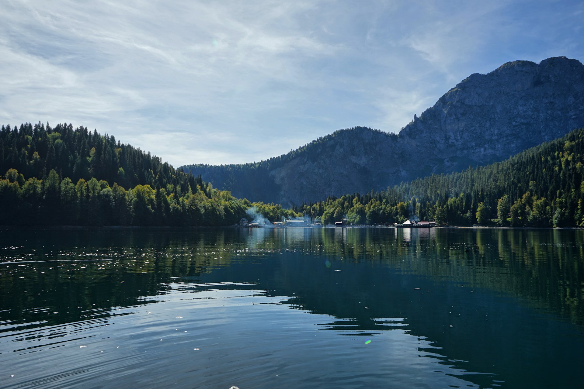 Глубина озера рица. Абхазия Рица. Озеро Рица Сочи. Озеро малая Рица Абхазия.