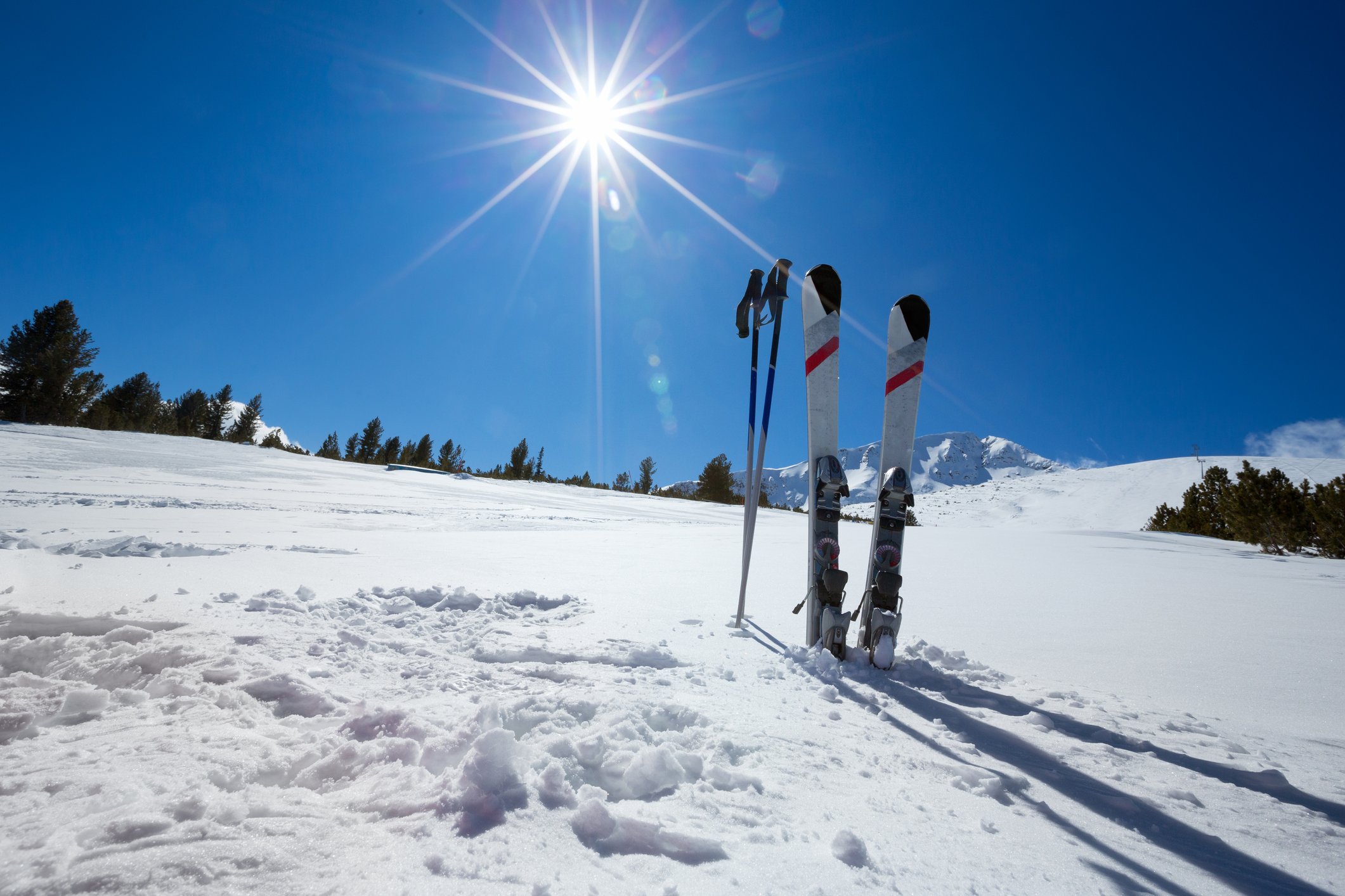 I ski well. Горные лыжи. Зима лыжи. Лыжник в горах. Горы лыжи.