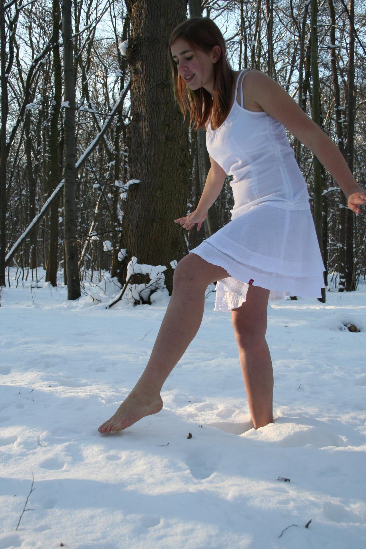 Девушка босиком на снегу